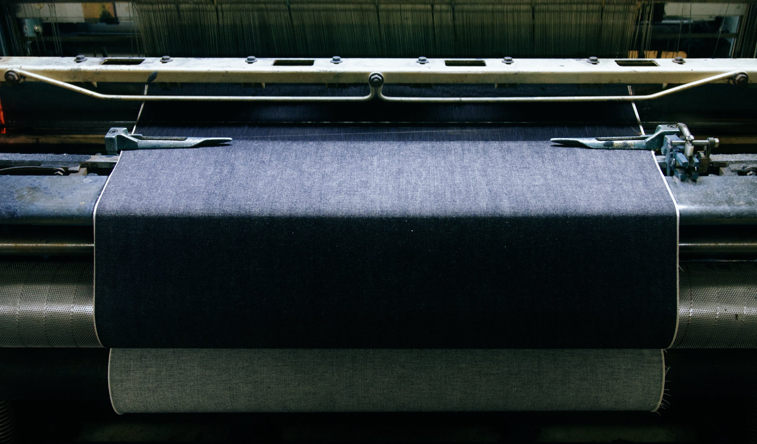 Métier à tisser traditionnel pour jeans selvedge japonais, fabriqué par Japan Blue à Okayama, en indigo 100 % japonais, pour Champ de Manœuvres à Toulouse.