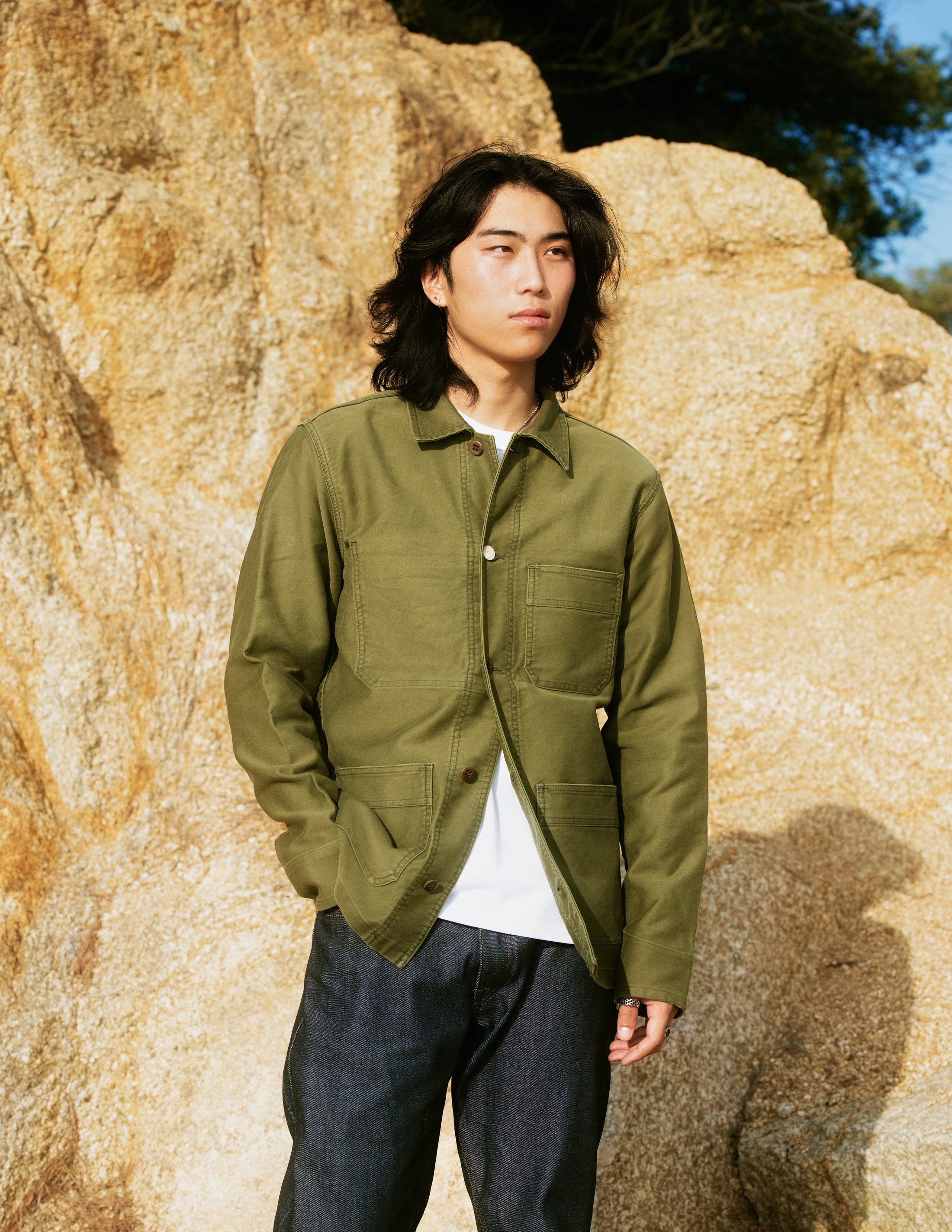 mannequin japonais porte notre veste de travail en moleskine fabriquée en France de couleur verte militaire de la marque champ de manoeuvres France, à okayama