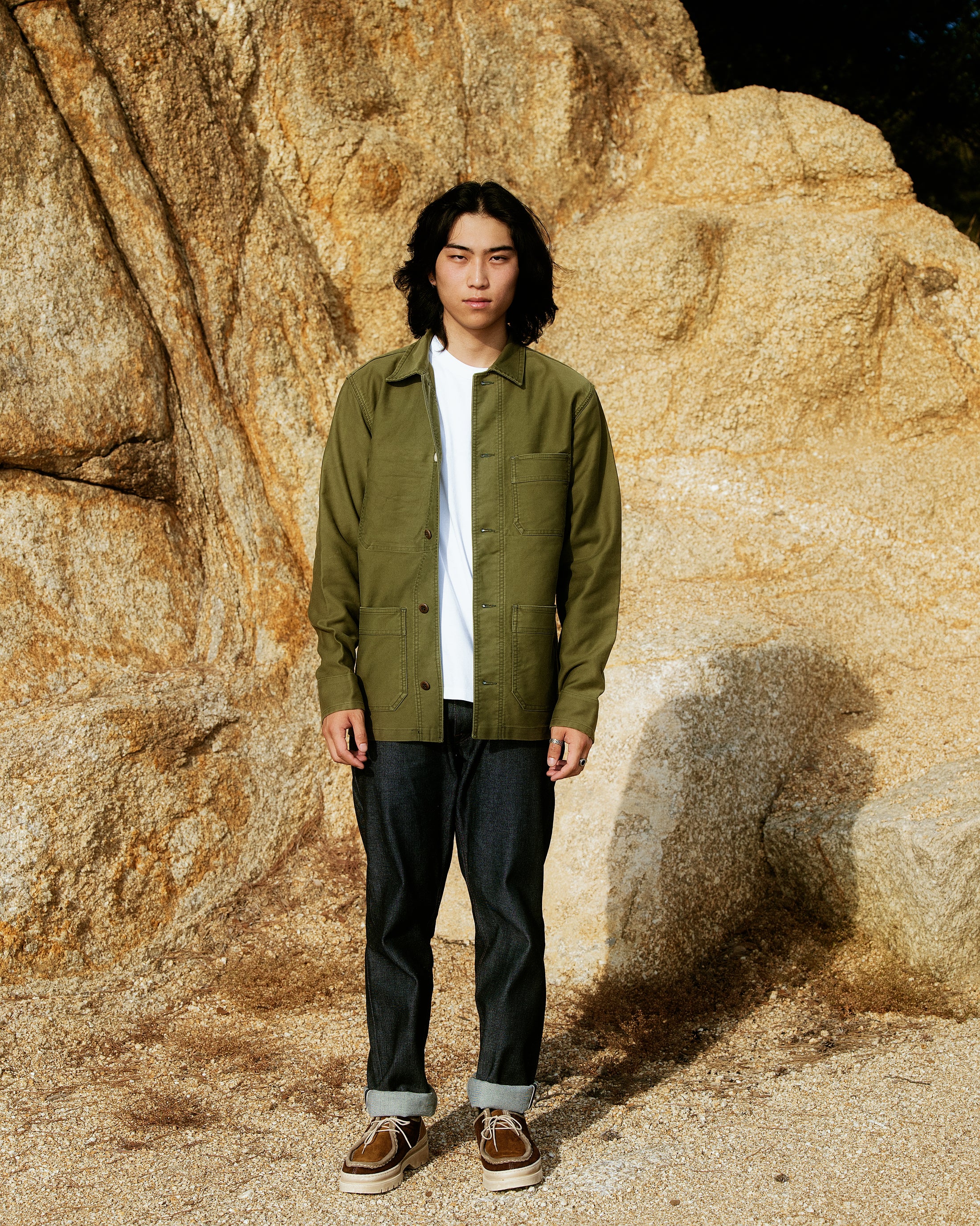 mannequin porte notre veste de travail en moleskine fabriquée en France de couleur verte militaire de la marque champ de manoeuvres France et un jeans selvedge japonais en 14 oz fabriqué à okayama