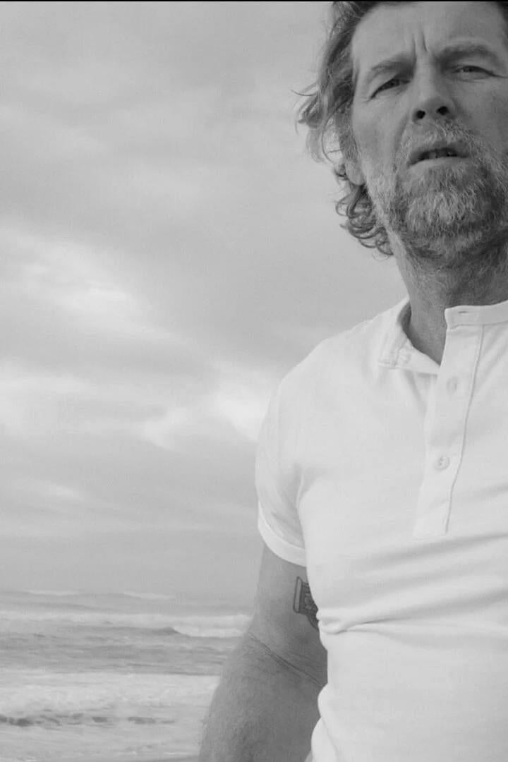 homme portant un Henley manches courtes coton biologique  Champ de Manœuvres  Homme Écru et Respirant
