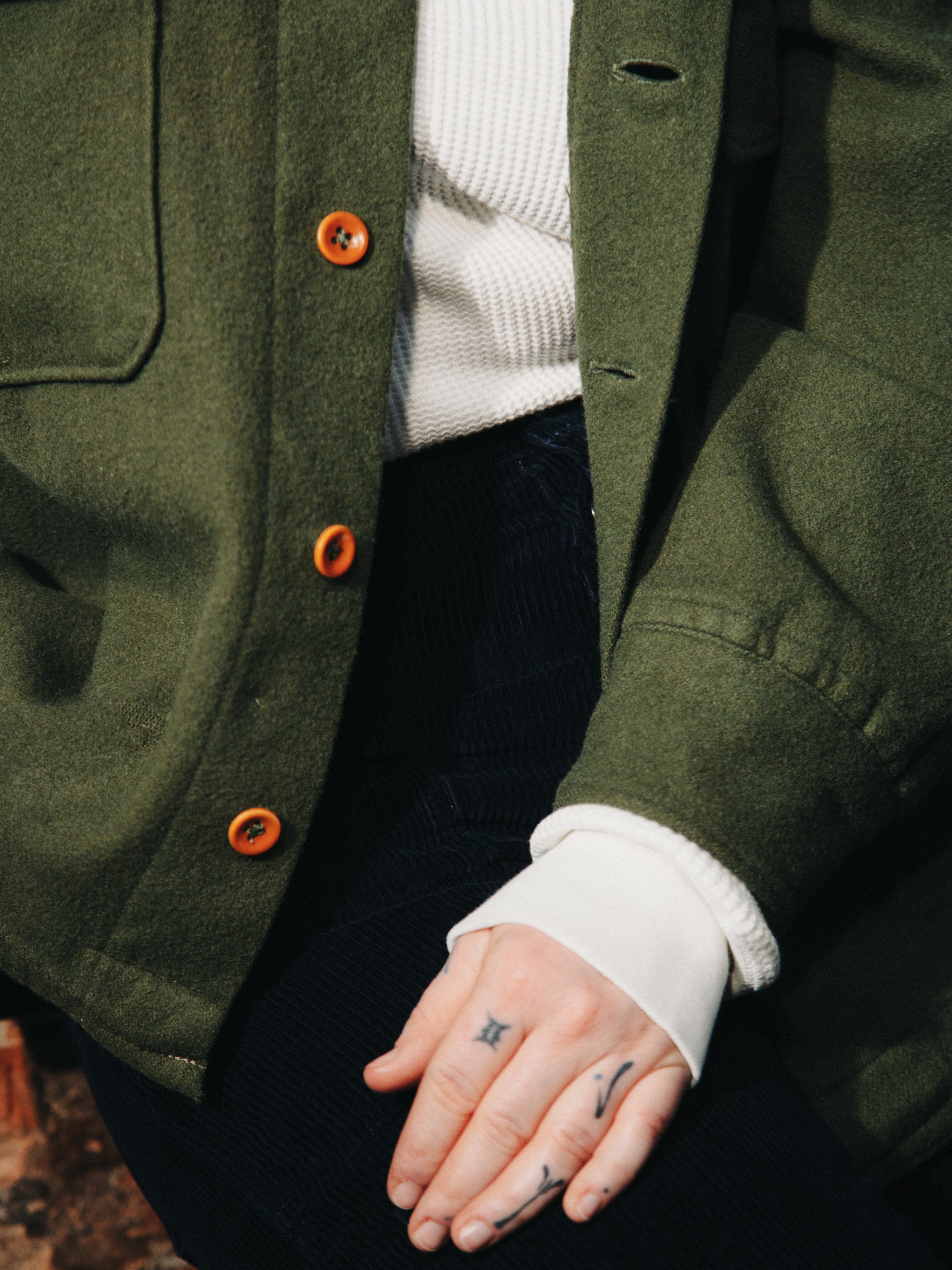 Le Henley gaufré : un classique du vestiaire masculin