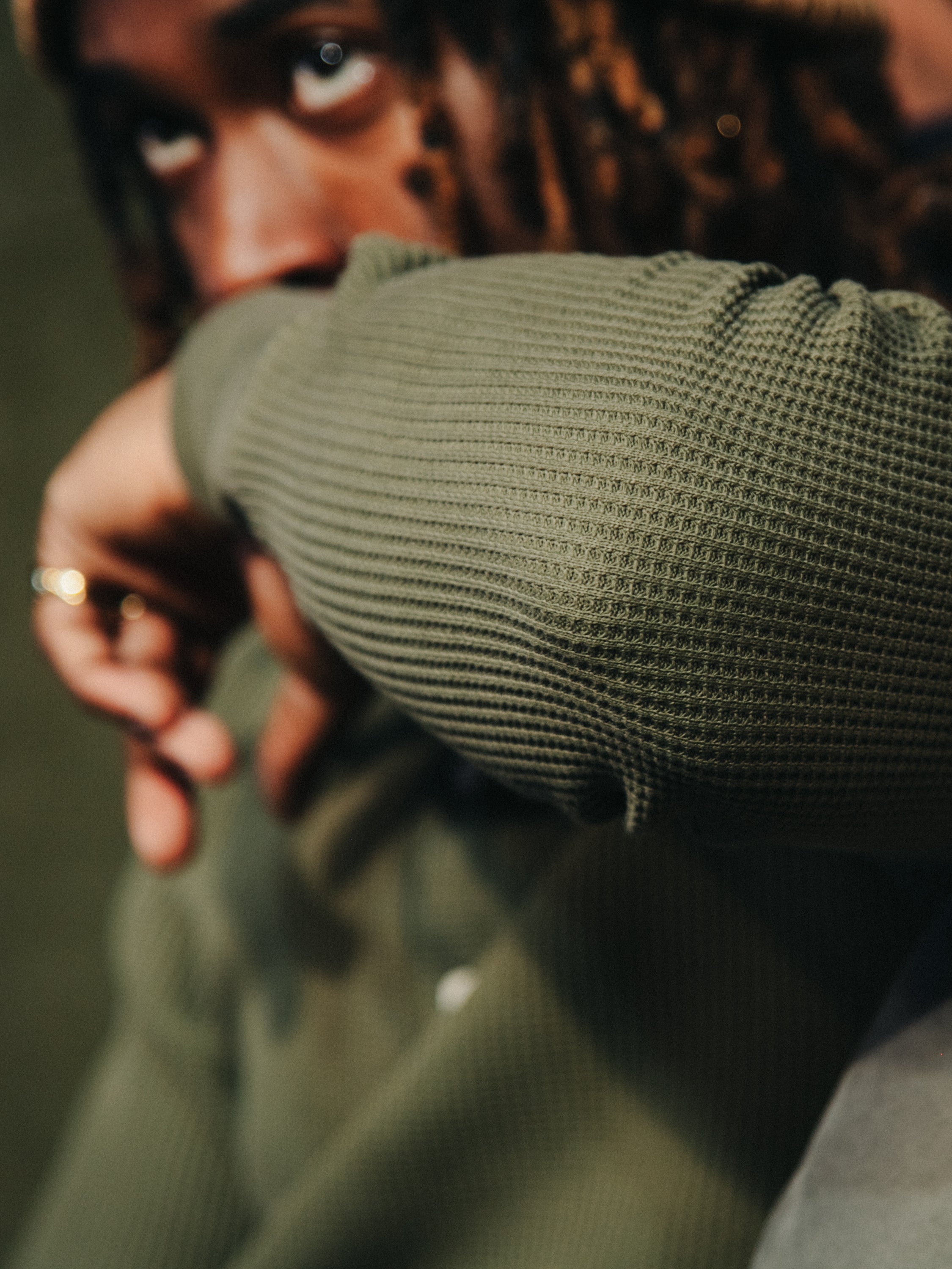 Le Henley gaufré : un classique du vestiaire masculin