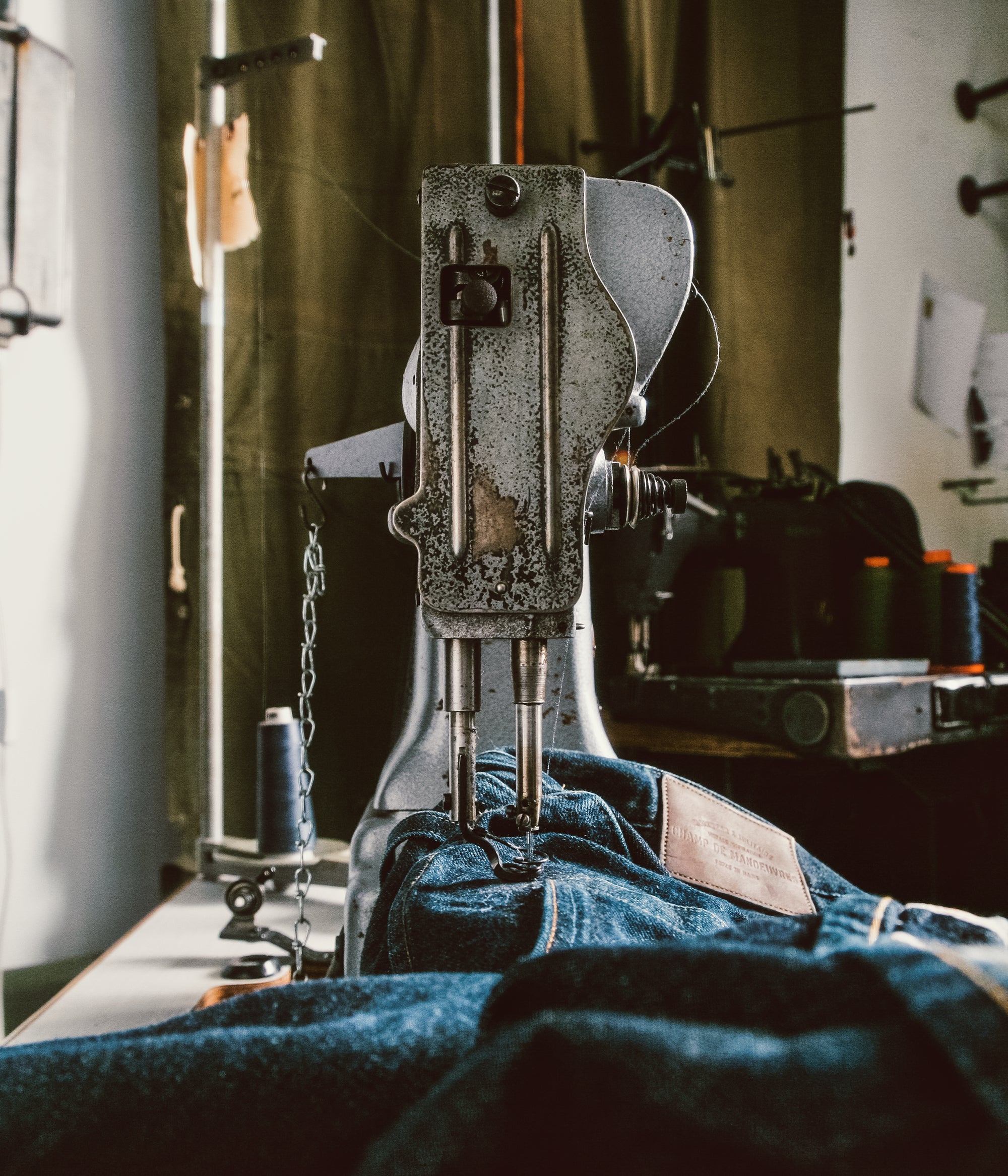 machine singer 47W70 pour réparation de jeans et toile militaire dans l'atelier de la marque toulousaine champ de manoeuvres