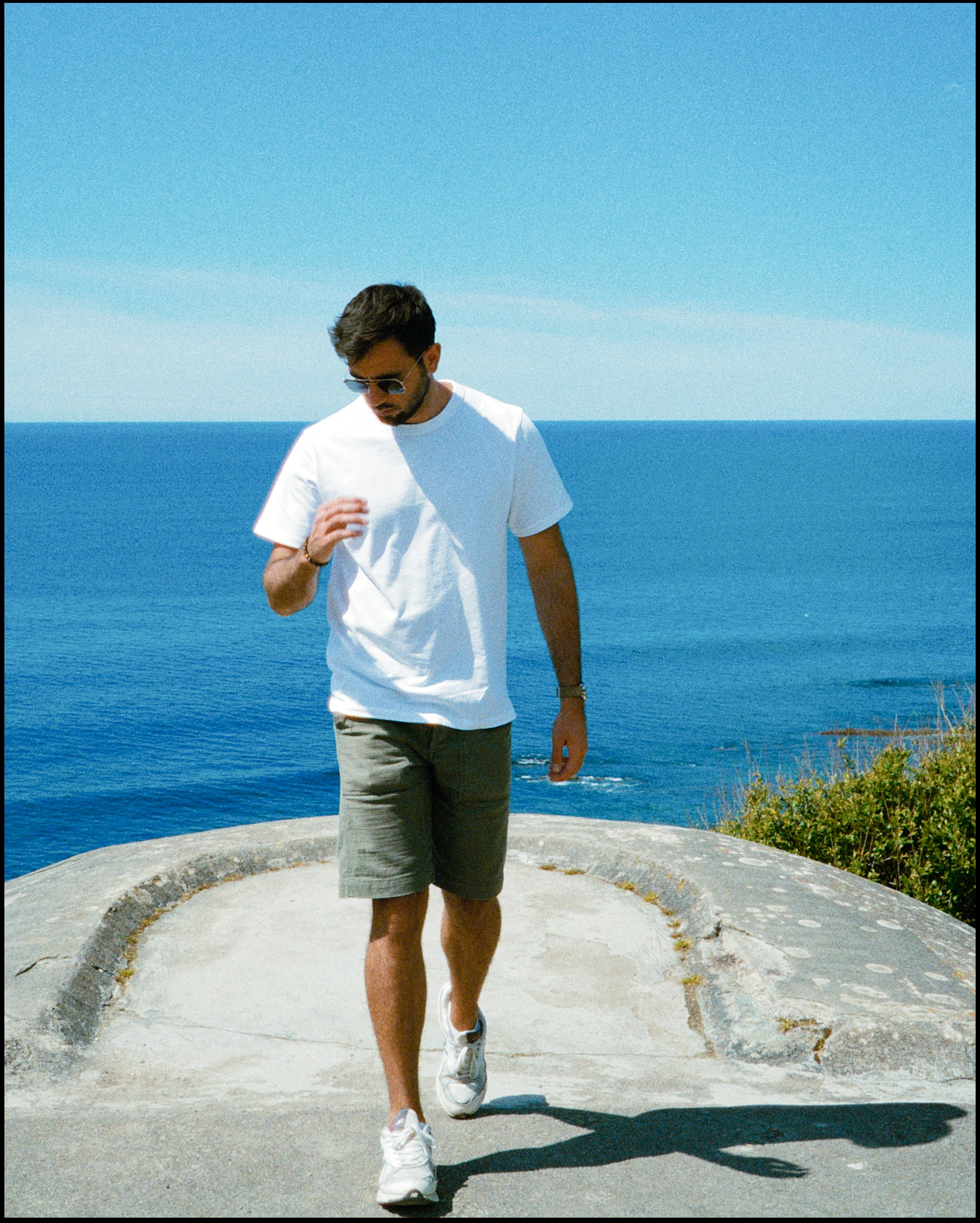 bermuda utility fatigue og 107 porté par un mannequin et notre tshirt colletage blanc