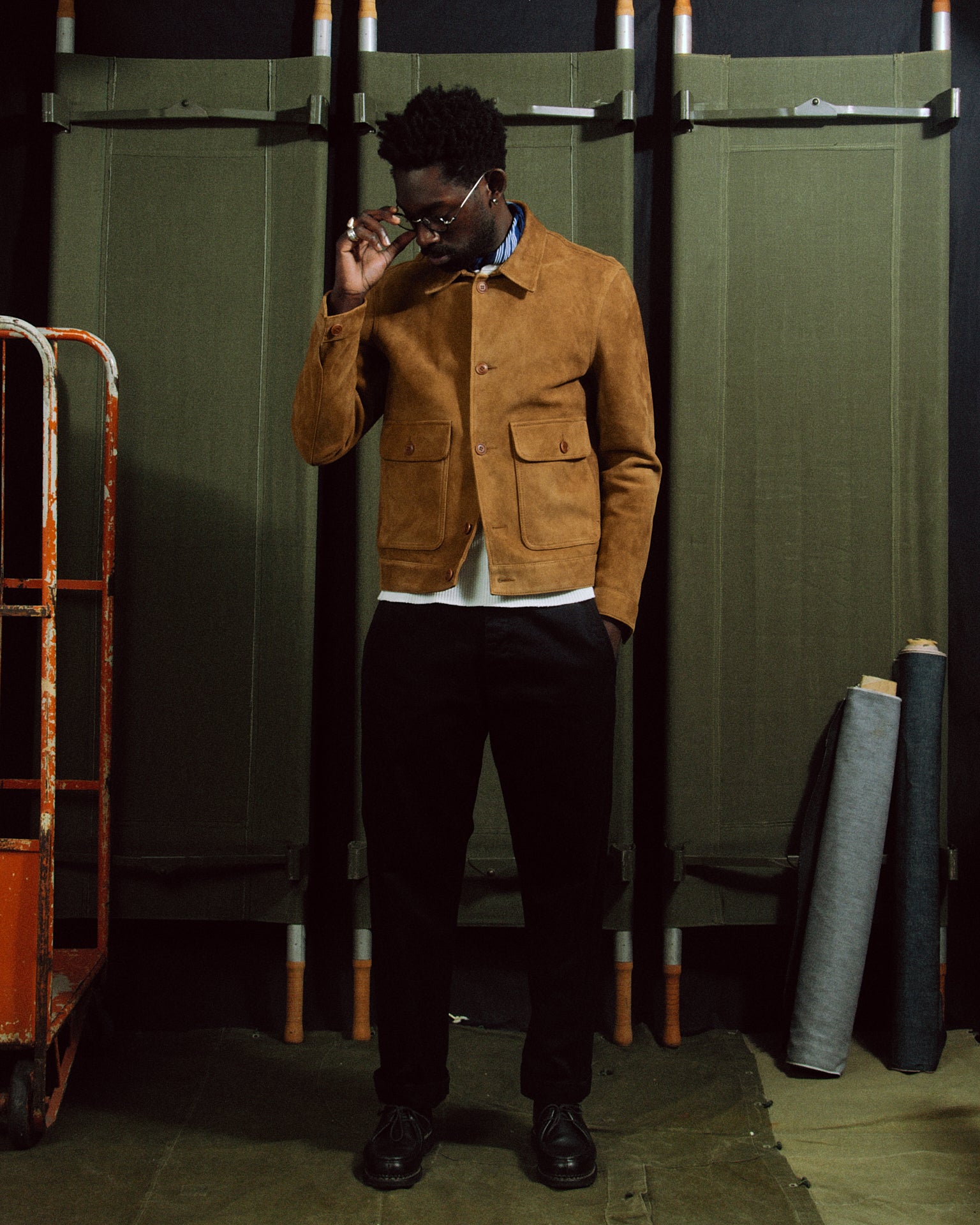 Blouson en daim et nubuck pour homme, couleur cognac, porté par un mannequin dans le style d'un blouson similaire à celui porté par Brad Pitt.