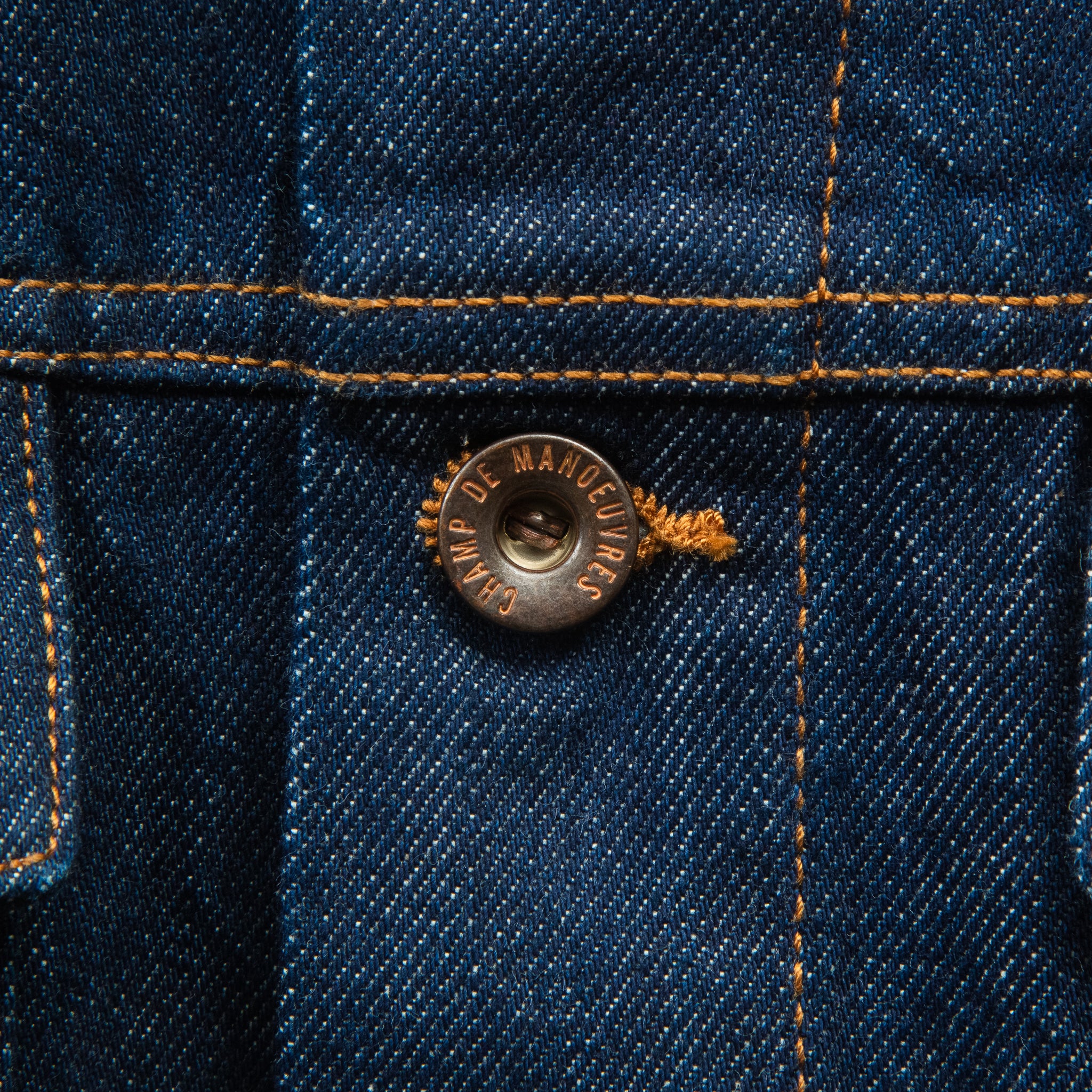 zoom sur le bouton métalique pour montrer la solidité de la fermeture et sa durabilité