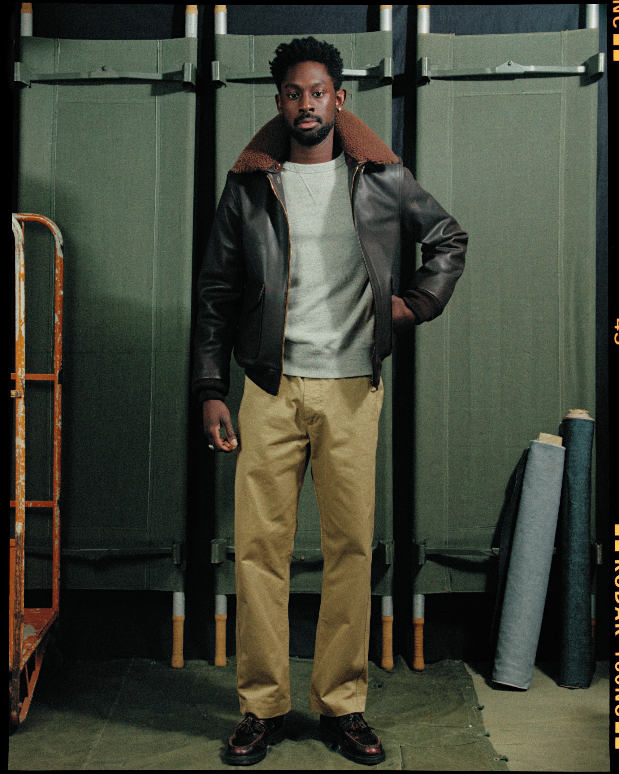 blouson homme aviateur en cuir de vachette marron vintage avec sol col en agneau amovible vue de face