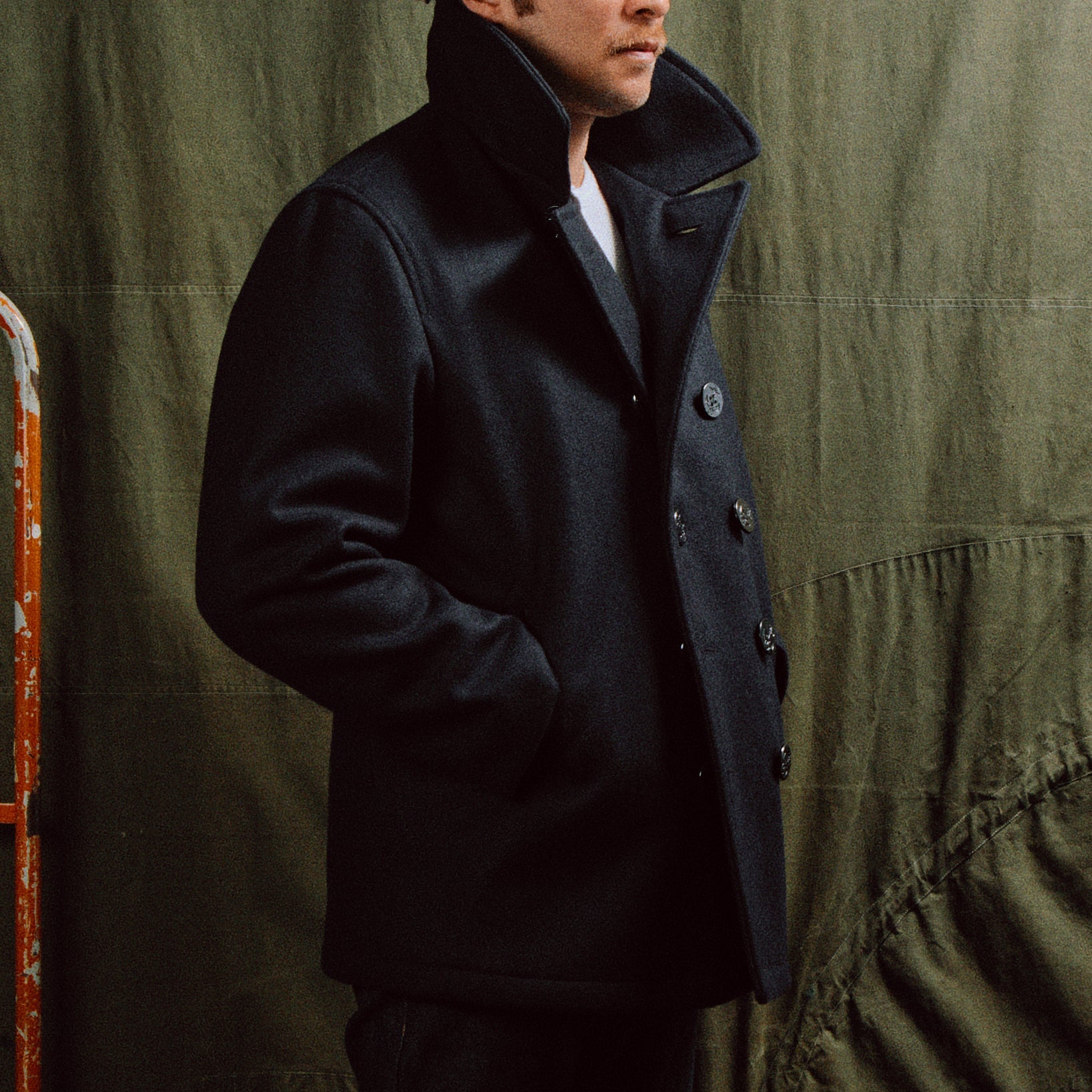 manteau laine homme porté vue coté, de couleur bleue nuit fabriqué en France par champ de manœuvres