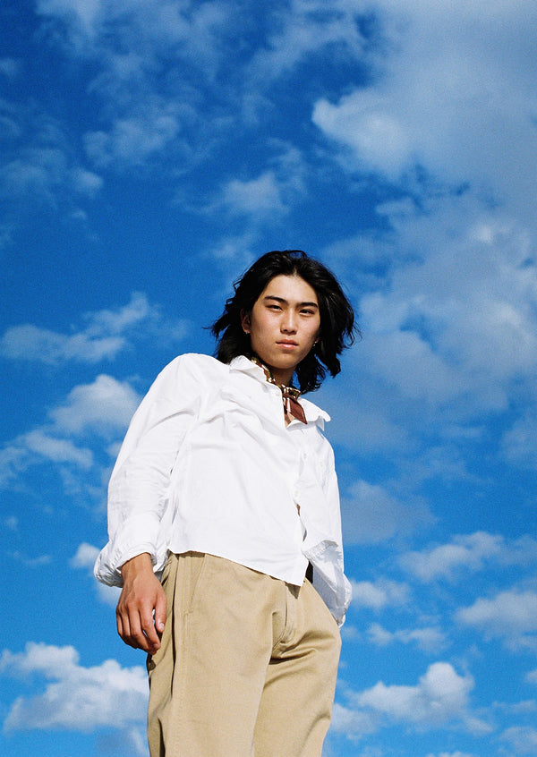 chemise-homme-blanche-champ-demanoeuvres porté avec un chino en gabardine sable de type officier au japon