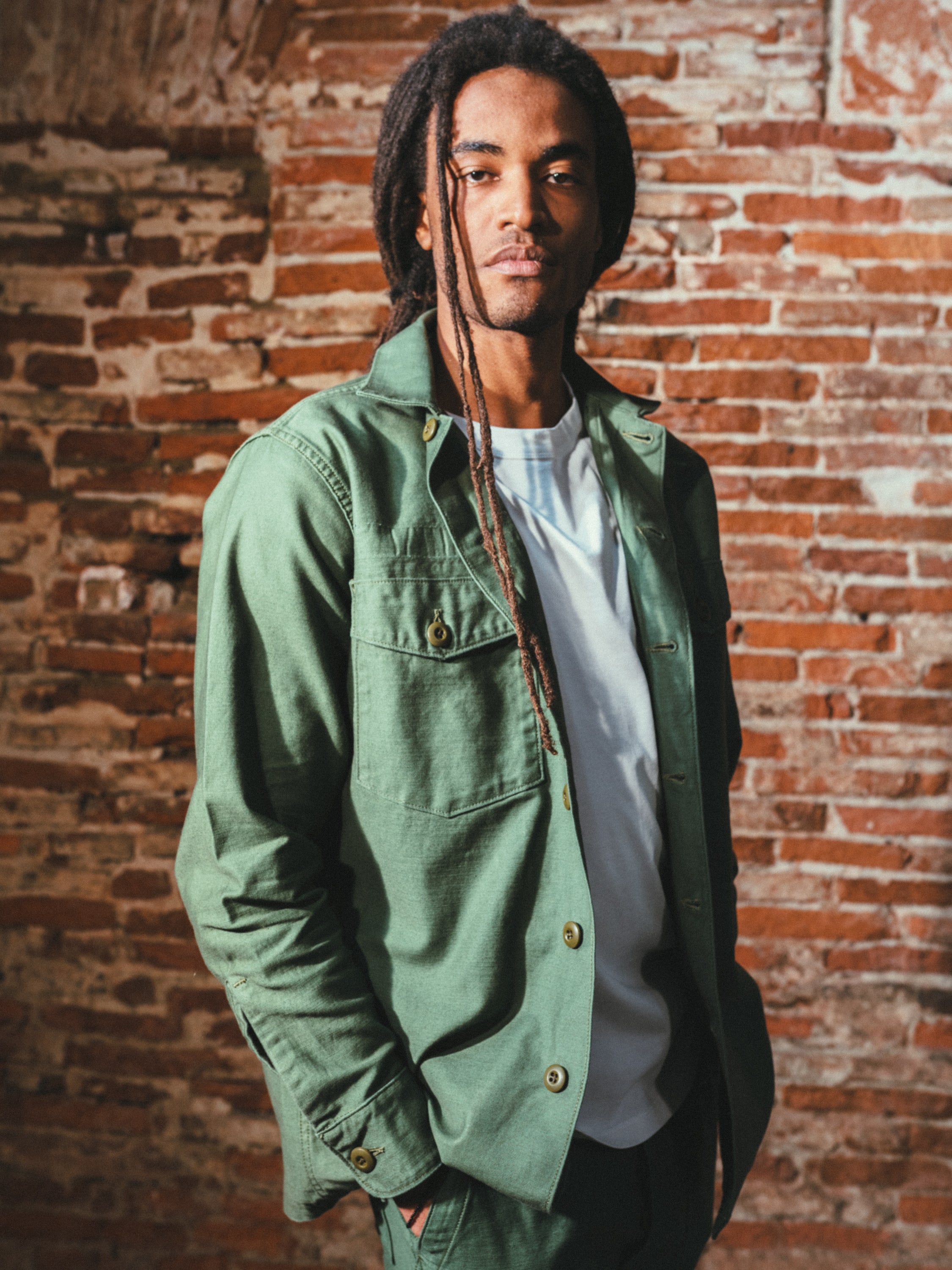 Chemise vert olive OG107 à manches longues, coupe droite, portée ouverte sur un t-shirt blanc USA