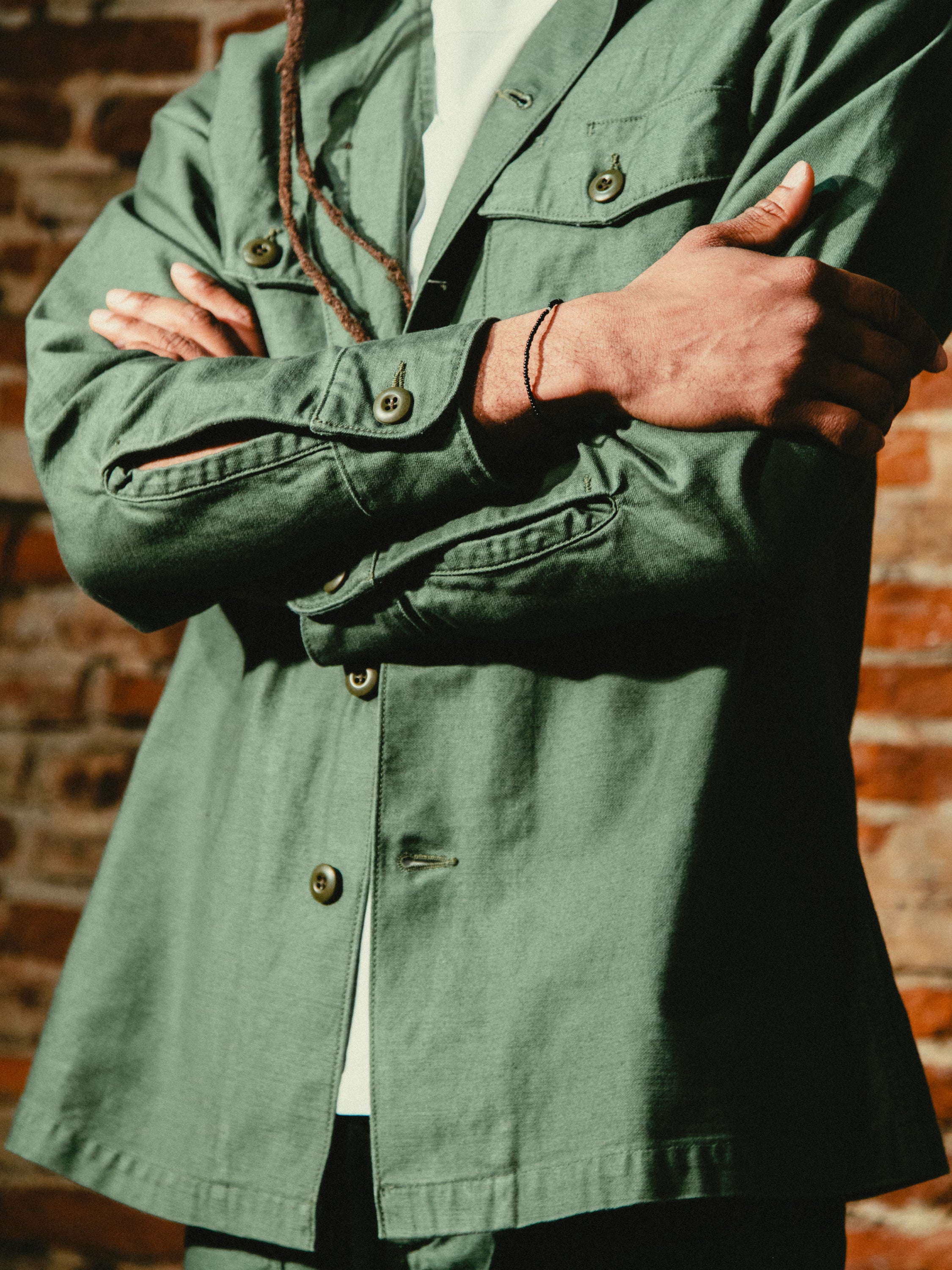 Chemise vert olive OG107 à manches longues, coupe droite, détail poignets.