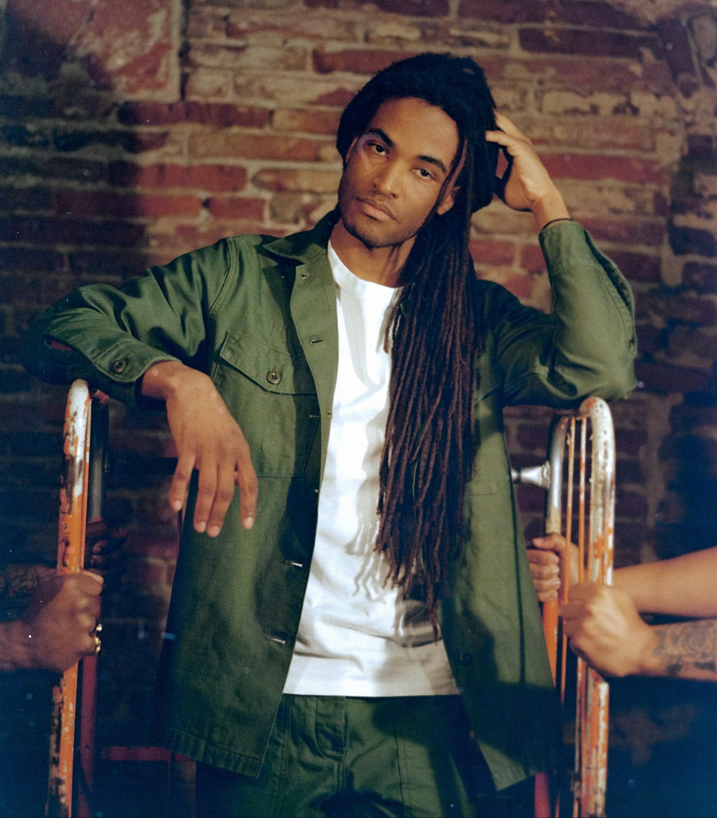 Chemise vert olive OG107 à manches longues, coupe droite, portée ouverte sur un t-shirt blanc