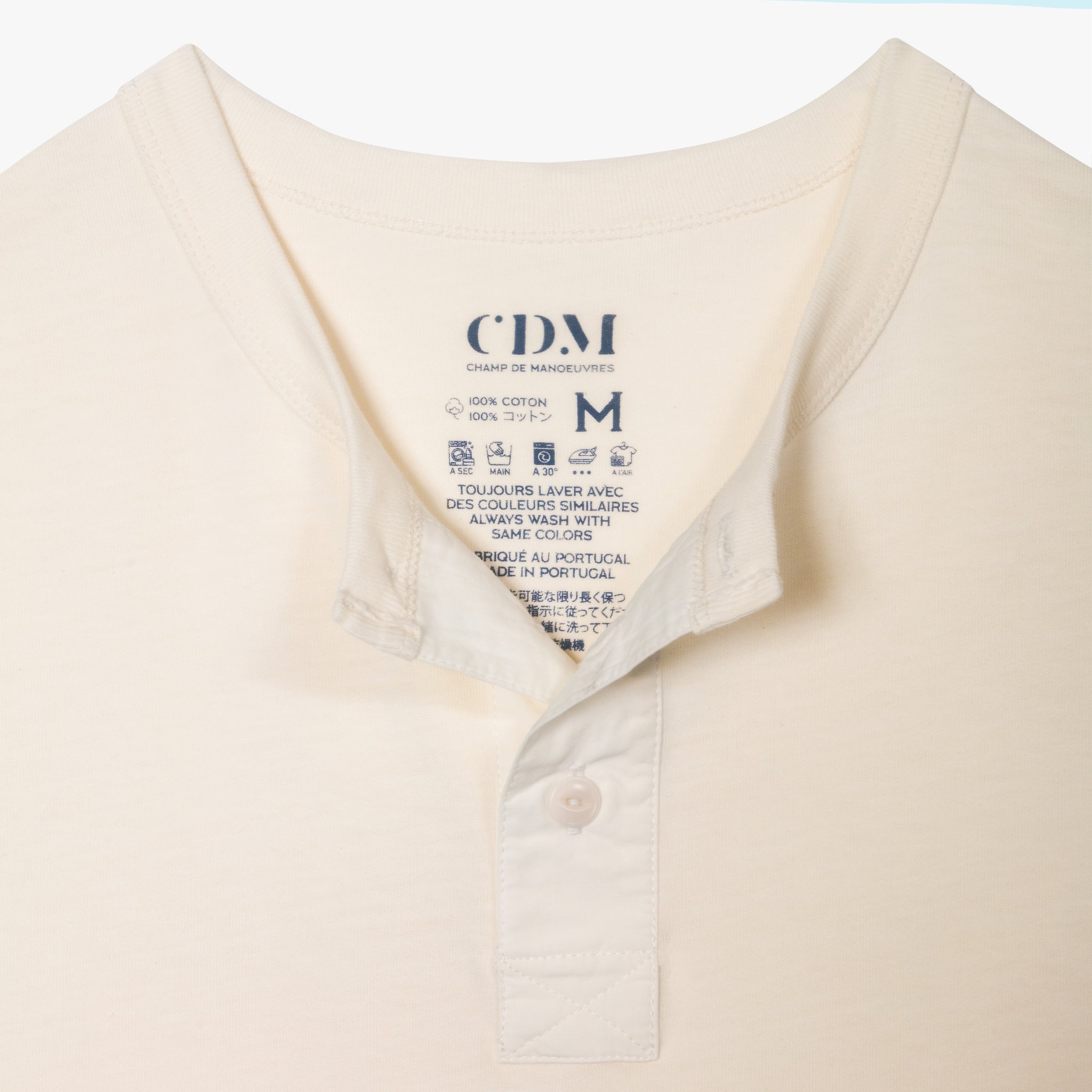 detail col d'un t-shirt de type henley col tunisien ecru