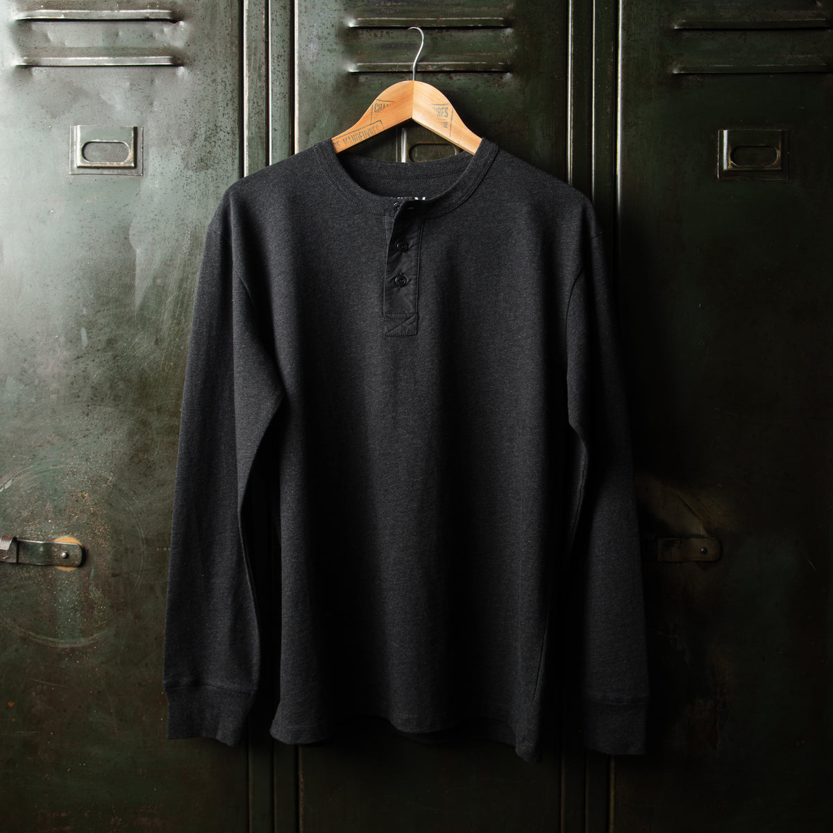 vue de face d'un teeshirt à col boutonné de type tunisien anthracite