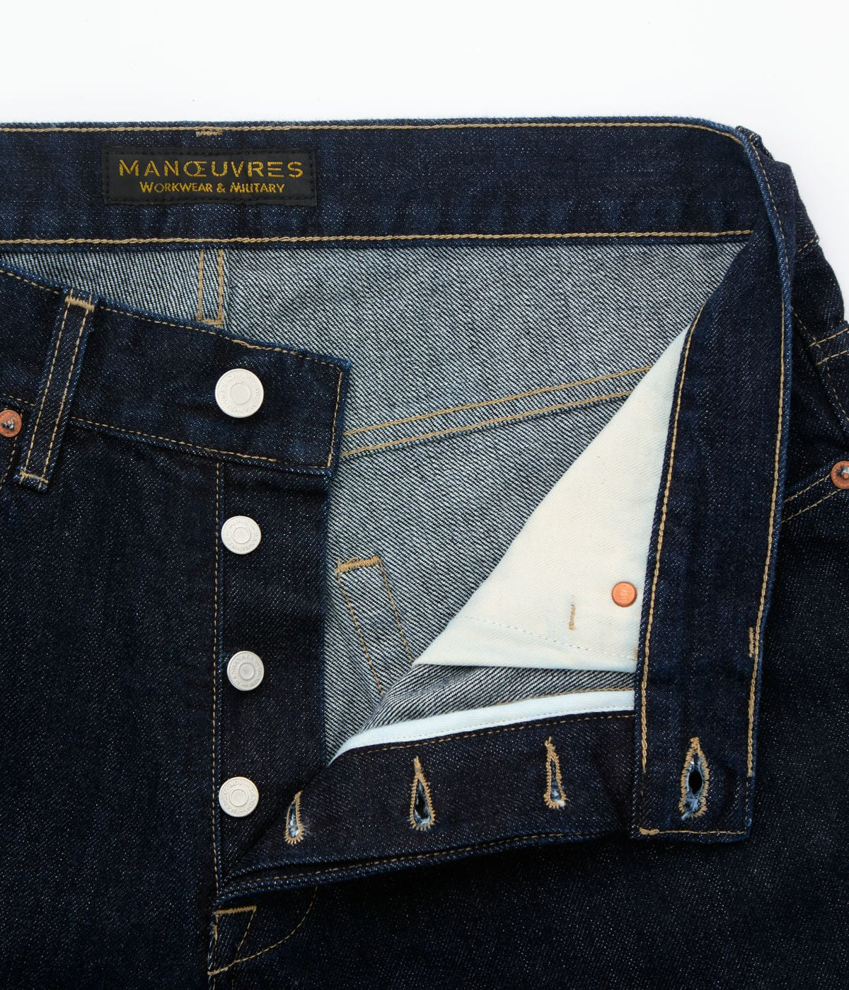 Braguette a boutons d'un jean brut, etiquette Manoeuvres Workwear & Military