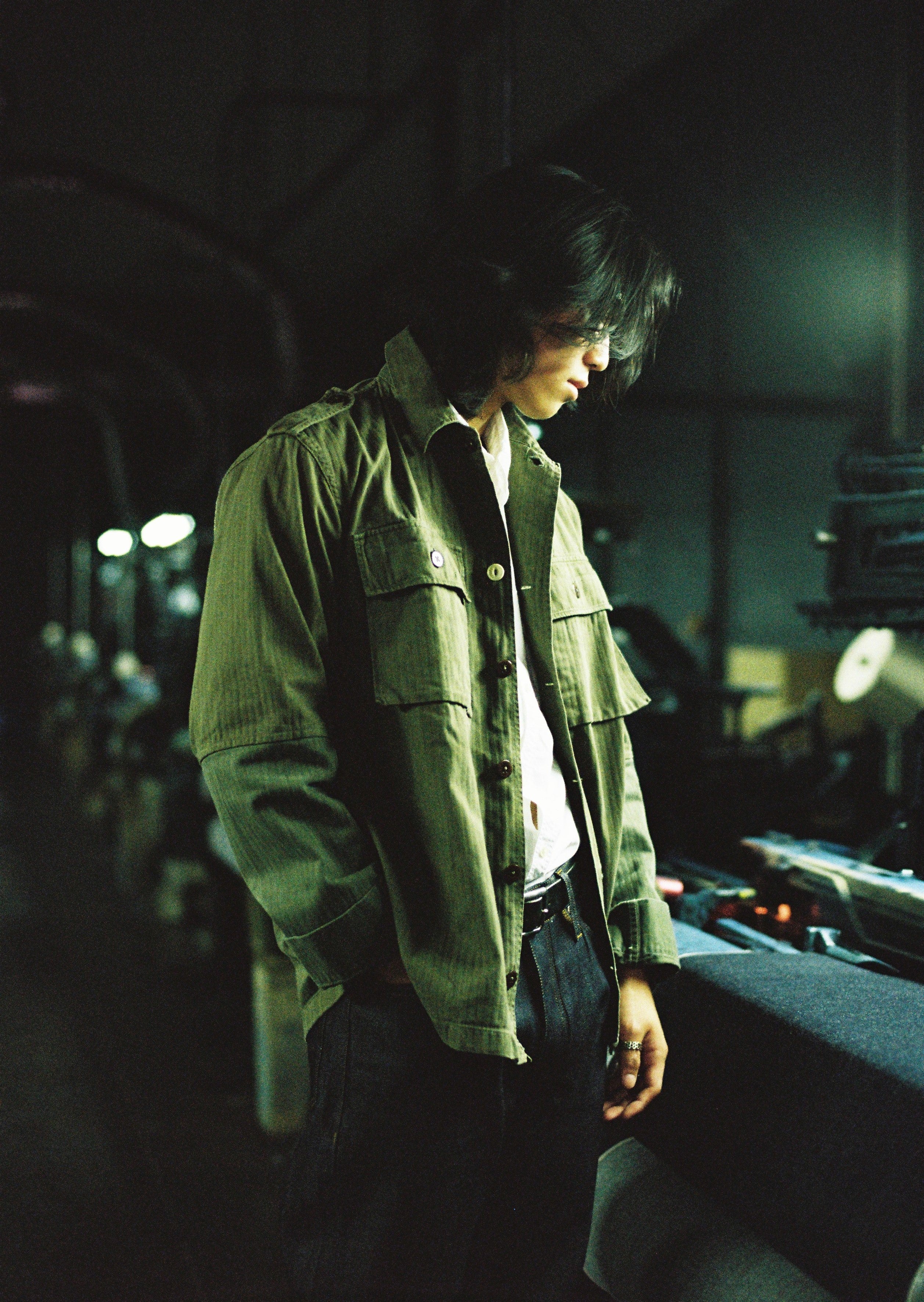 detail d'une chemise militaire en chevron, dans un atelier de tissage a okayama