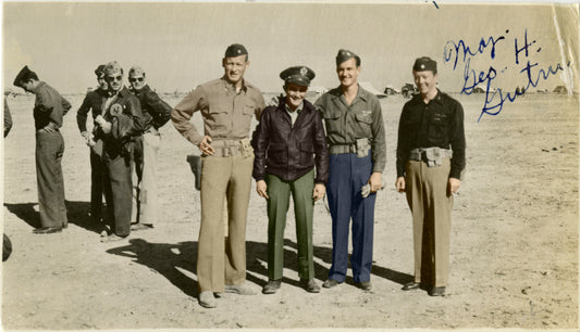 Cérémonie historique avec éléphant, officiers militaires portants des chino et individus en tenue traditionnelle indienne près d’un port.