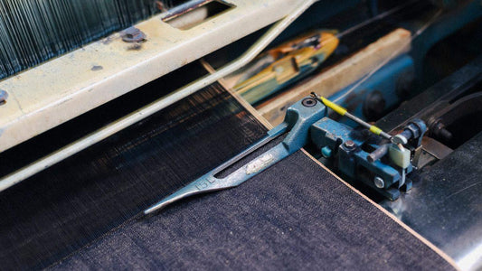 Machine à tisser le jean selvedge sur un métier à petite laize. Ces machines sont à l'origine du tissu denim américain puis japonais.