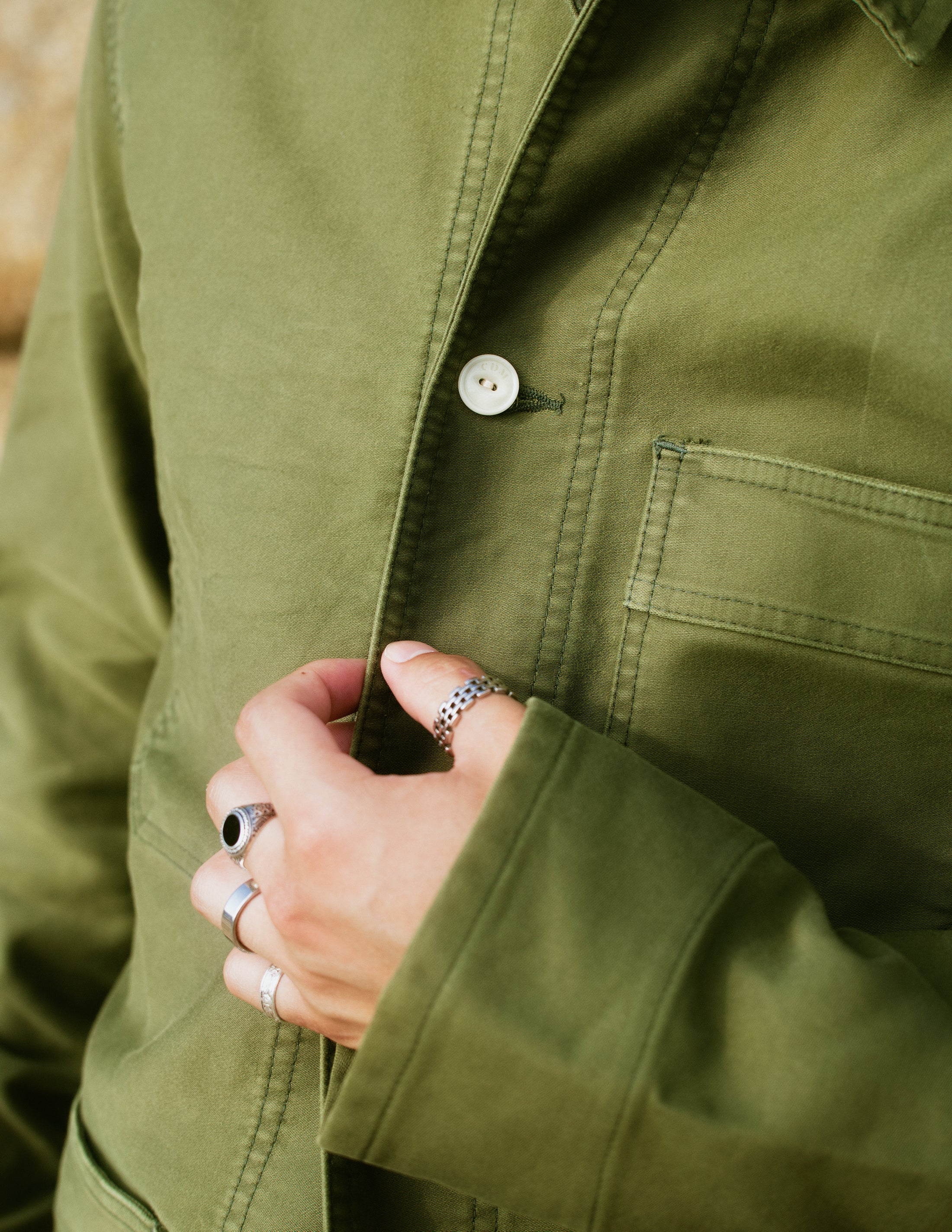 zoom sur le bouton contrast en corozo de la veste de travail en moleskine fabriquée en France de couleur verte militaire de la marque champ de manoeuvres France