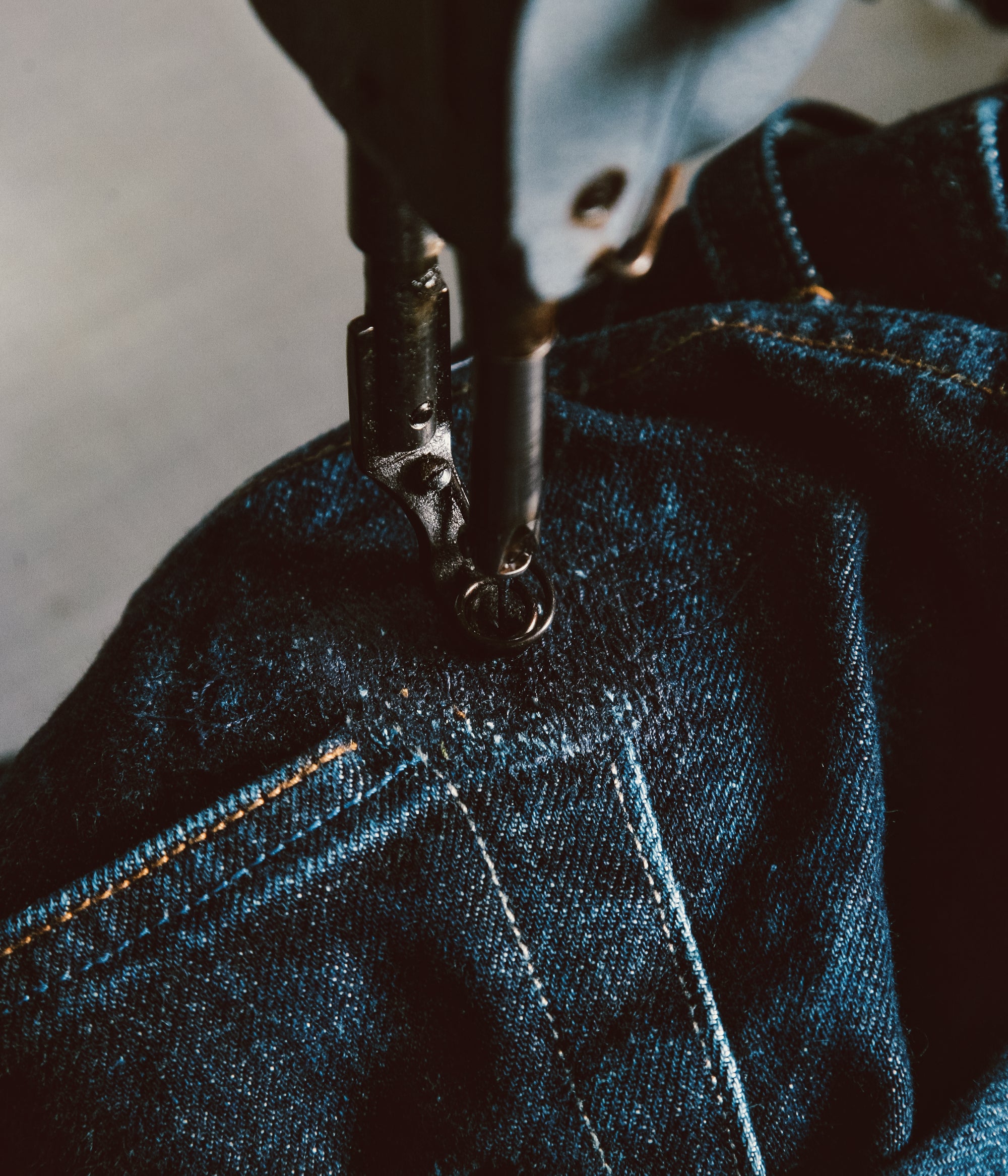 zoom sur la réparation faite avec machine singer 47W70 pour  jeans et toile militaire dans l'atelier de la marque toulousaine champ de manoeuvres