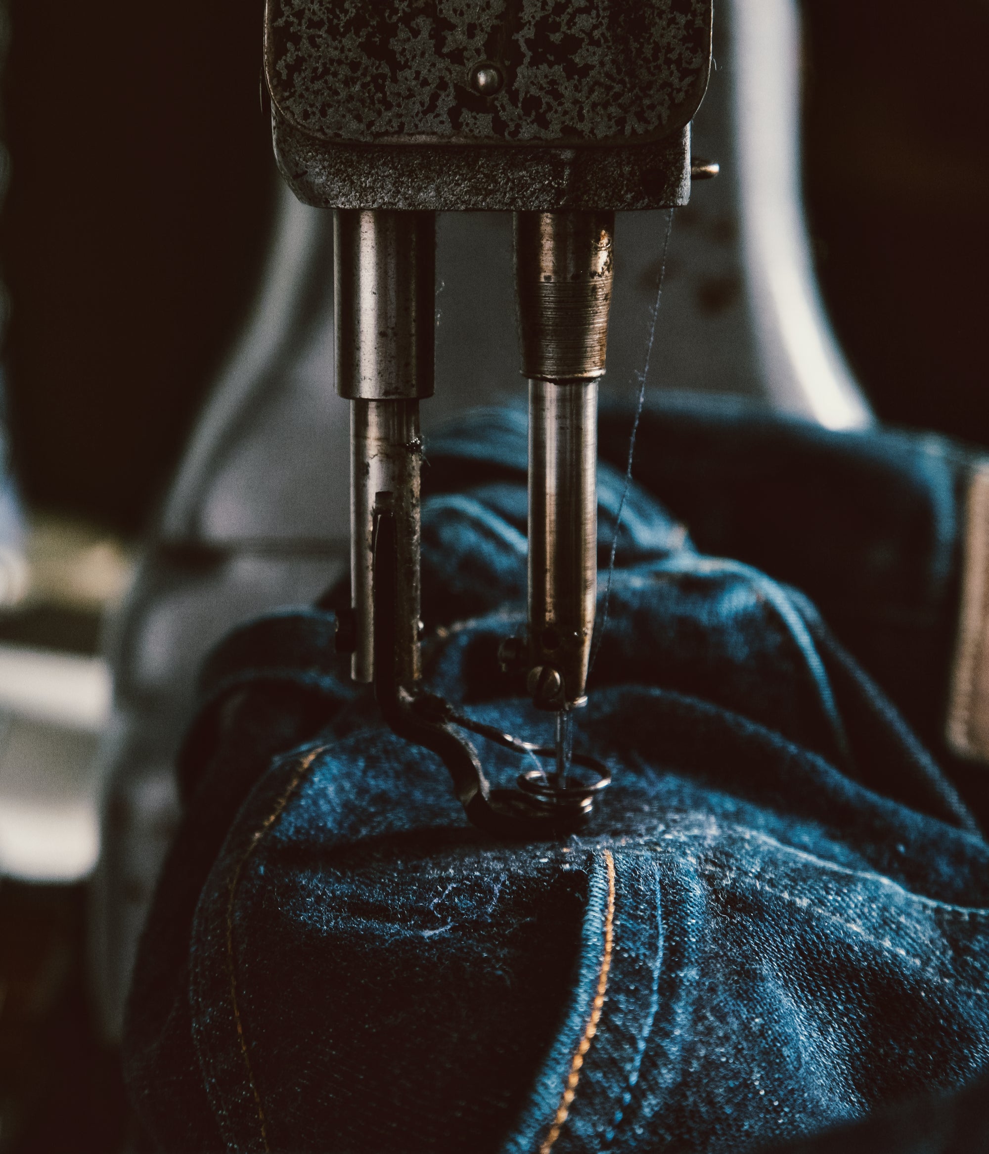 machine singer 47W70 pour réparation de jeans et toile militaire dans l'atelier de la marque toulousaine champ de manoeuvres vue de profile