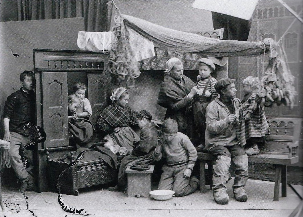 Une famille de pecheurs d'Audierne, Finistere, vers 1905. Joseph-Marie Villard, Musee departemental breton de Quimper (domaine public, Wikimedia Commons)