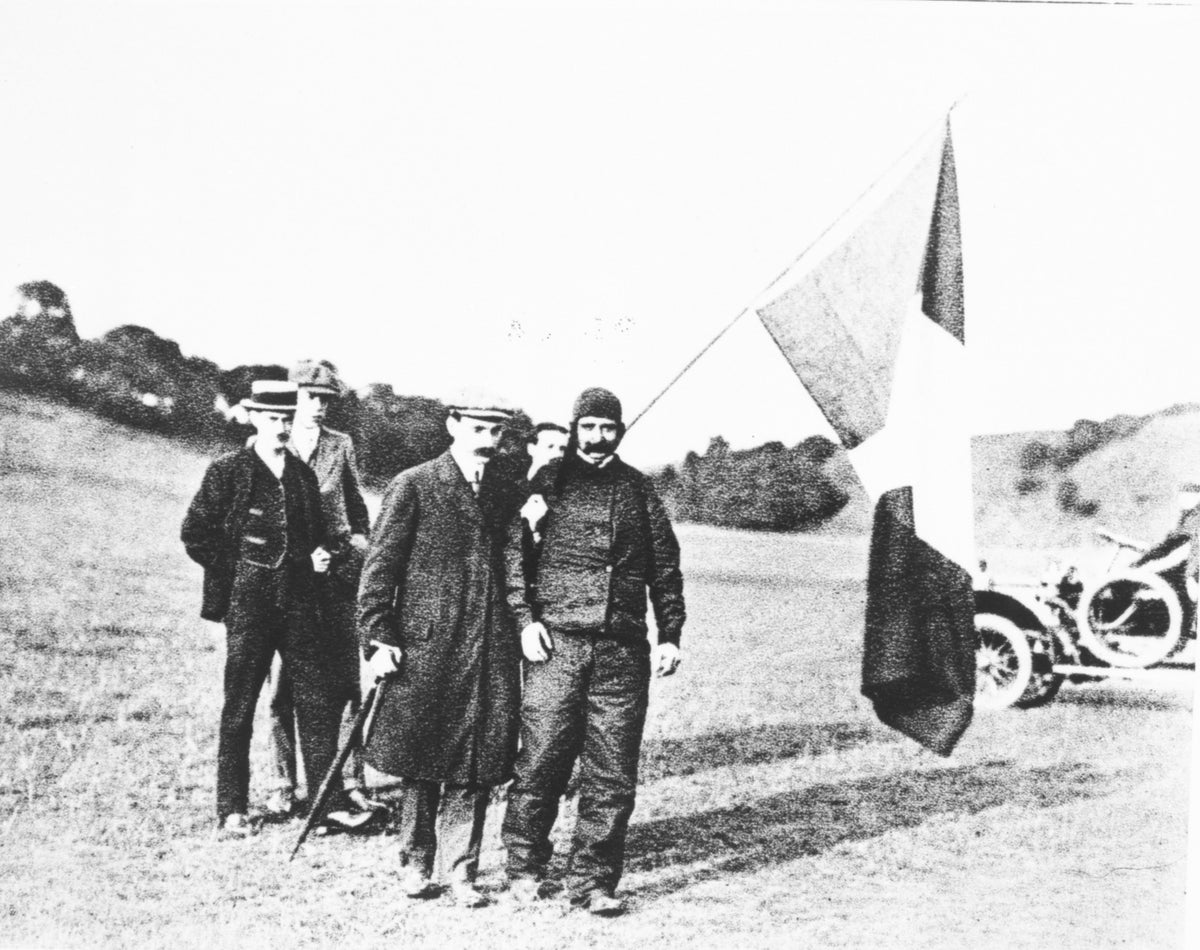 Louis Bleriot apres la traversee de la Manche, 1909. San Diego Air and Space Museum Archives (domaine public, Wikimedia Commons)
