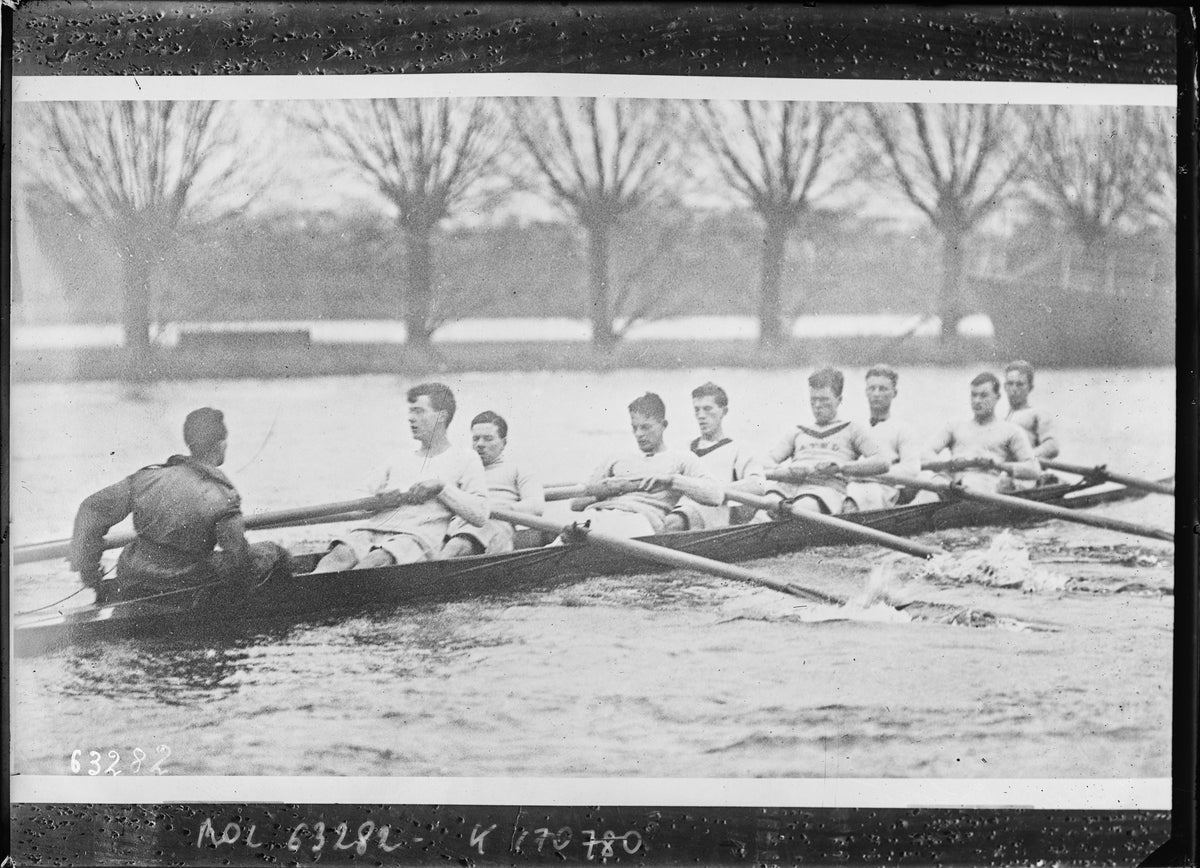 Equipe d'Oxford a l'aviron, Boat Race 1921. Agence Rol (domaine public, Wikimedia Commons)