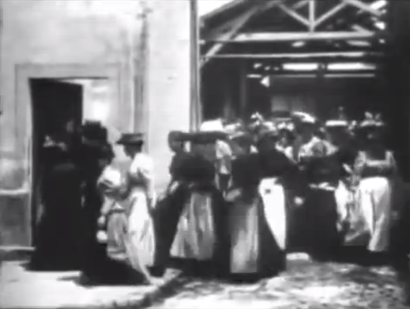 La Sortie de l'Usine Lumiere a Lyon, Louis Lumiere, 1895 - premier film de l'histoire du cinema (domaine public, Wikimedia Commons)