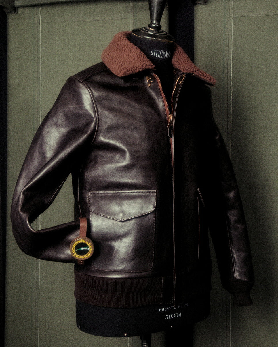 Blouson aviateur authentique réalisé en cuir de vachette à tannage végétal de haute qualité.