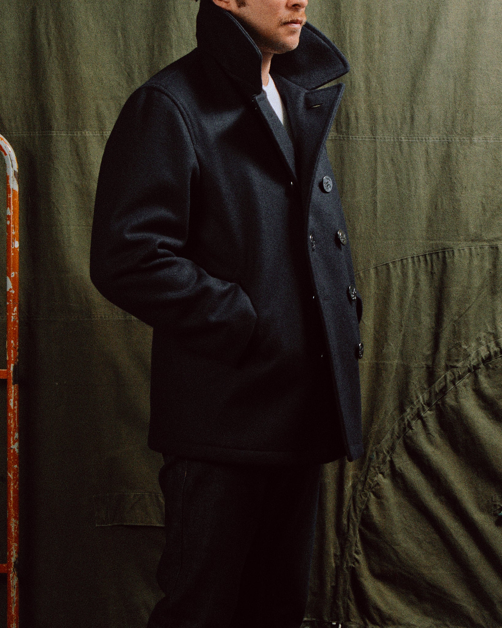 manteau laine homme porté vue coté, de couleur bleue nuit fabriqué en France par champ de manœuvres