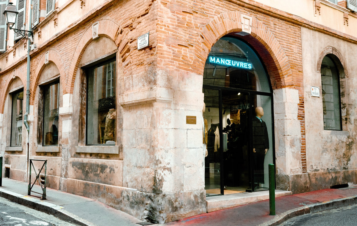 Devanture d'angle et enseigne neon de la boutique Champ de Manœuvres, rue du Prieure a Toulouse