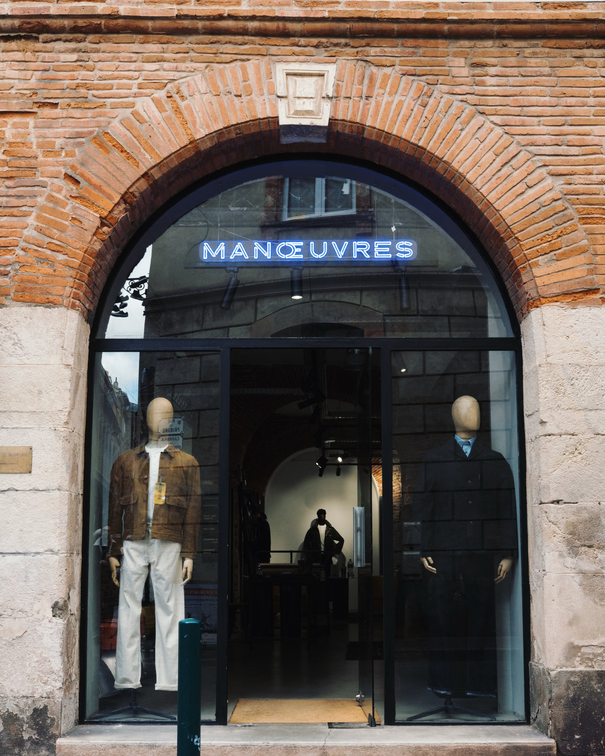 Entree de la boutique Champ de Manœuvres sous son arcade de brique, 12 rue du Prieure a Toulouse