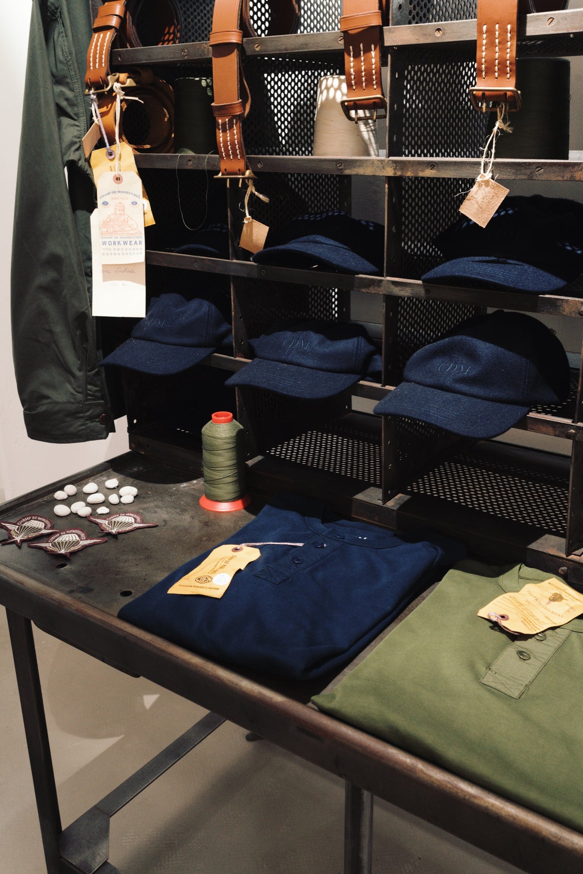 Table de presentation des mailles dans la boutique Champ de Manœuvres a Toulouse