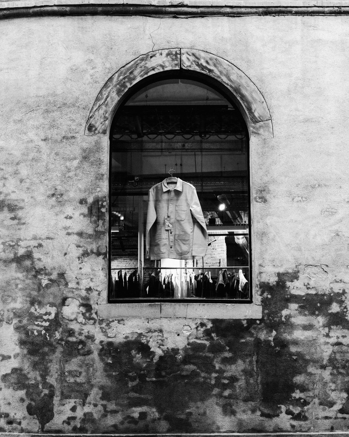 Vitrine de la boutique Champ de Manœuvres a Toulouse, photographie en noir et blanc