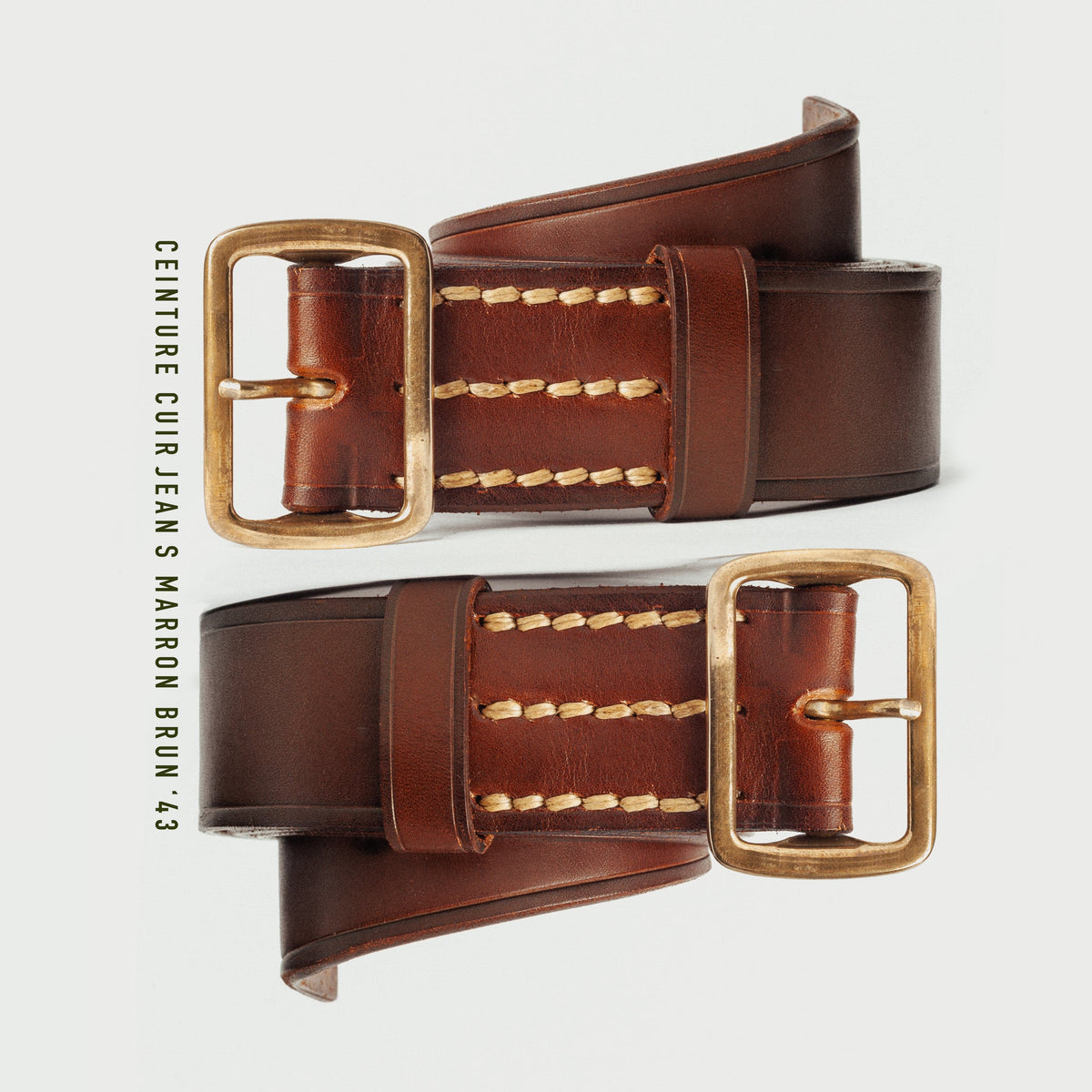 Deux ceintures en cuir marron brun à simple ardillon vues à plat, boucles en laiton et couture sellier écrue — Champ de Manoeuvres