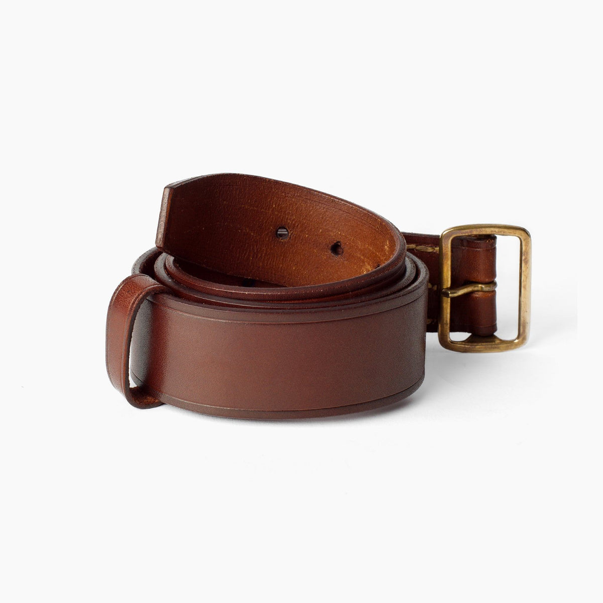 Ceinture en cuir marron à simple ardillon enroulée, boucle en laiton vieilli — Champ de Manoeuvres