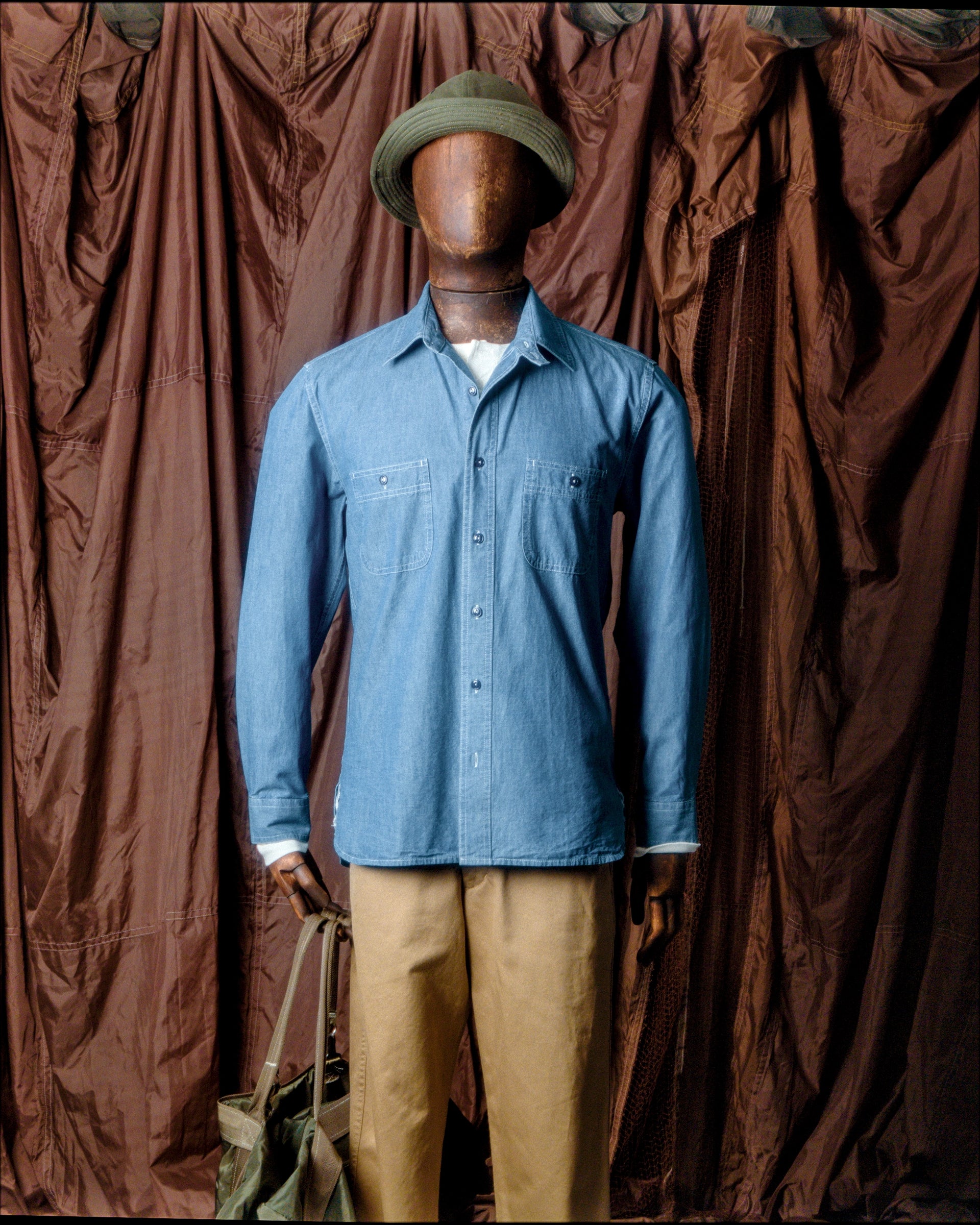 mannequin stockman porte une chemise de type work en chambray delavé , cette chemise est réalisé avec un tissu indigo japonais