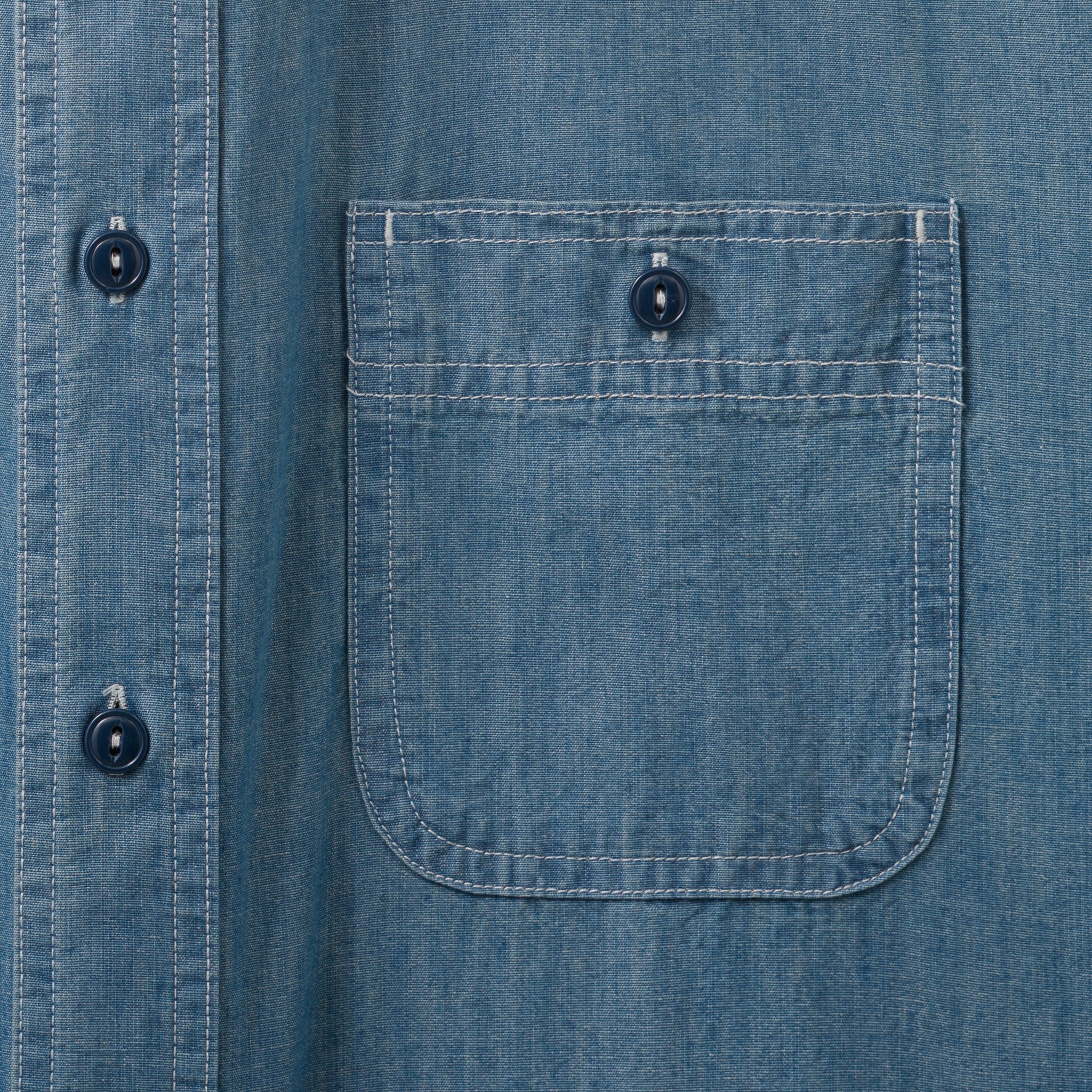 poche poitrine d'une chemise work en indigo délavé