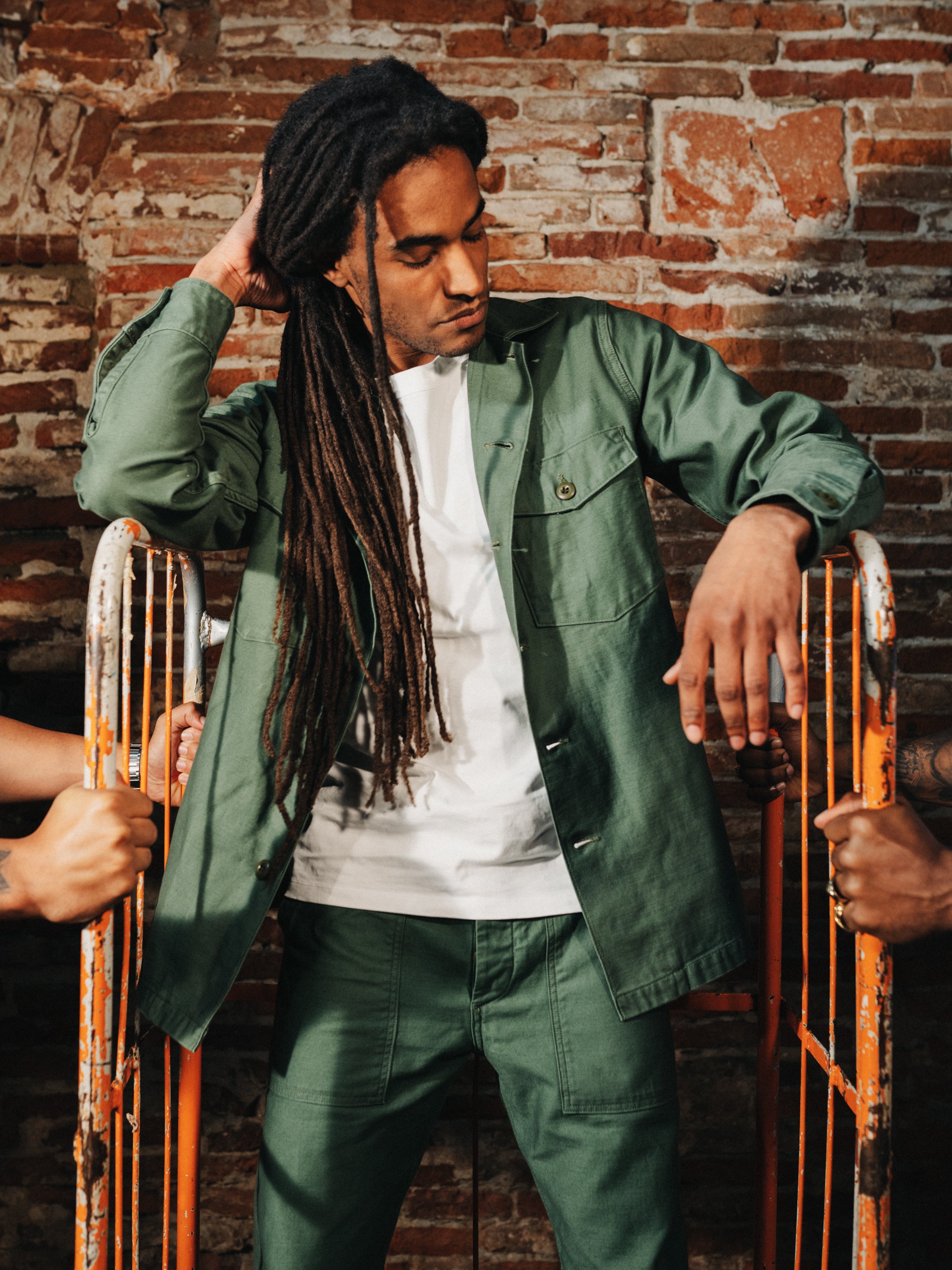 Chemise vert olive OG107 à manches longues.