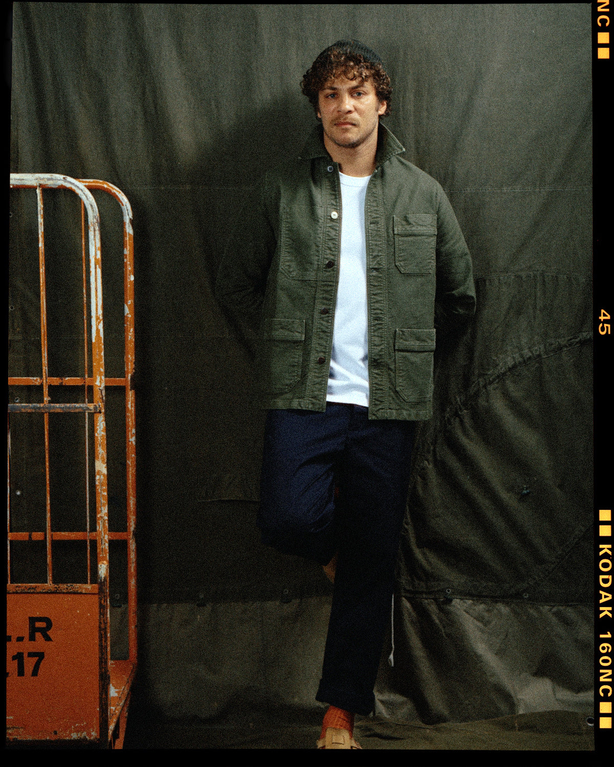 Chino Officier Pant Navy porté — Champ de Manœuvres