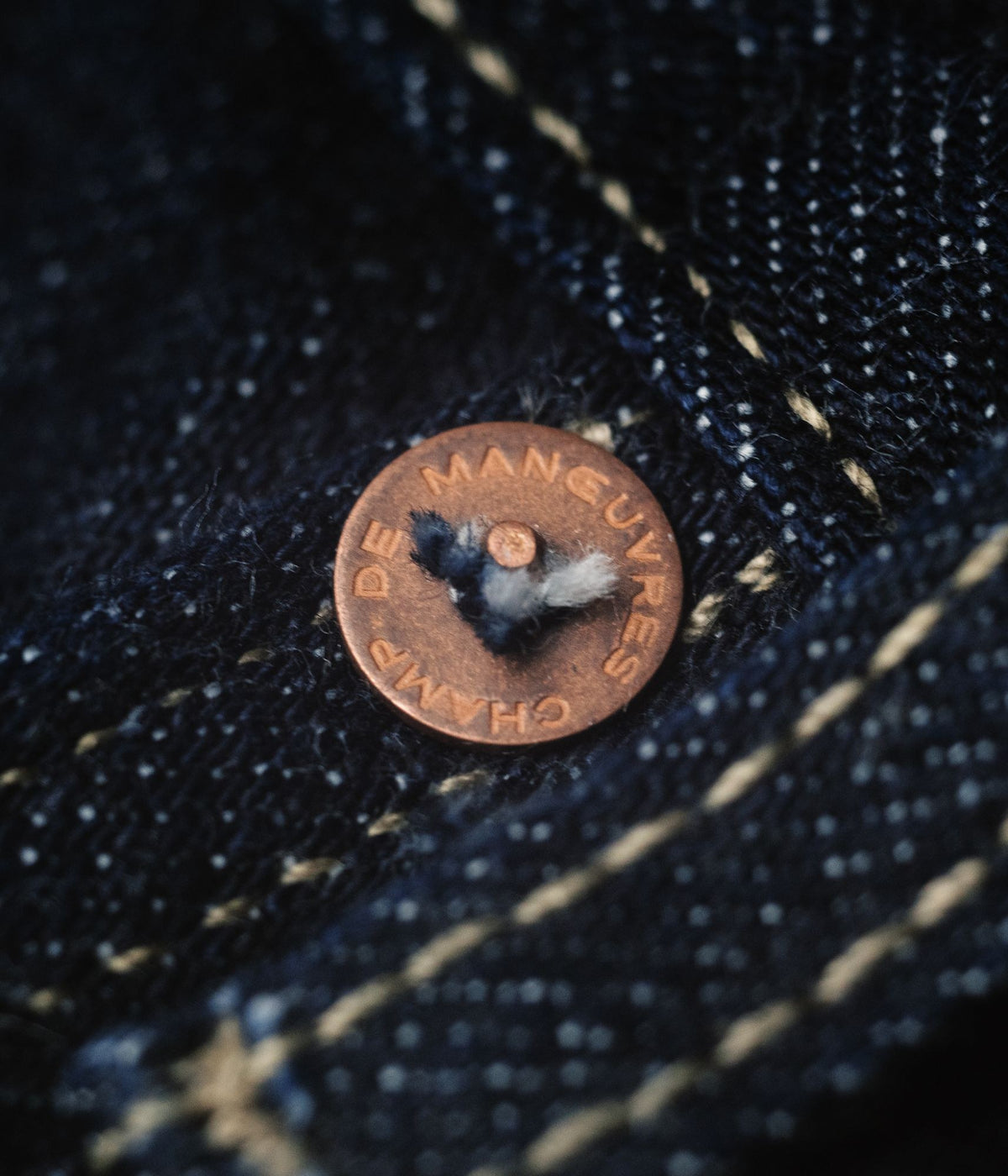 Rivet en cuivre siglé Champ de Manœuvres, frappé à froid sur le jean droit 3320 en selvedge japonais