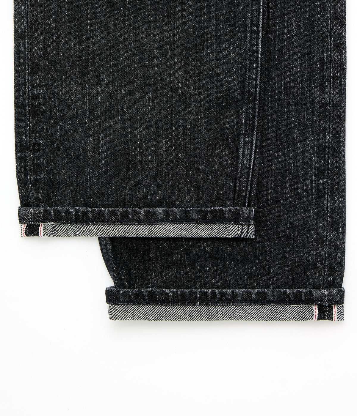 Ourlet roulé du jean gris sel et poivre, lisière selvedge apparente