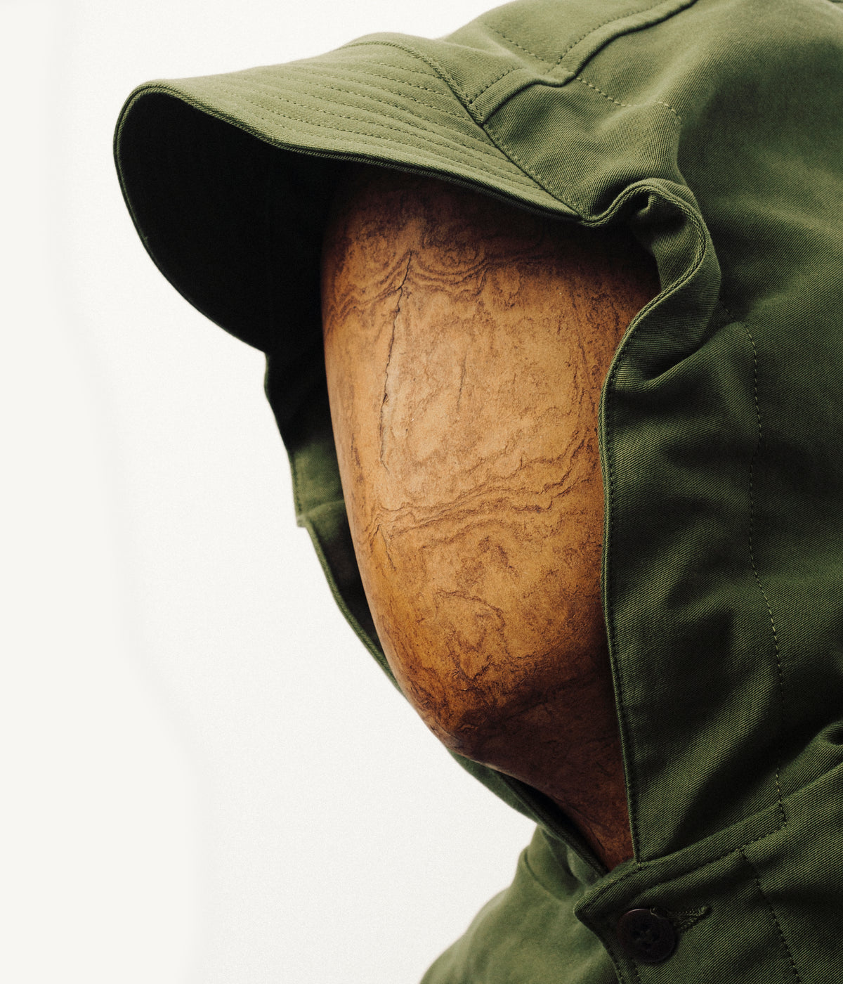 Capuche à visière de la parka fishtail en moleskine kaki, de profil