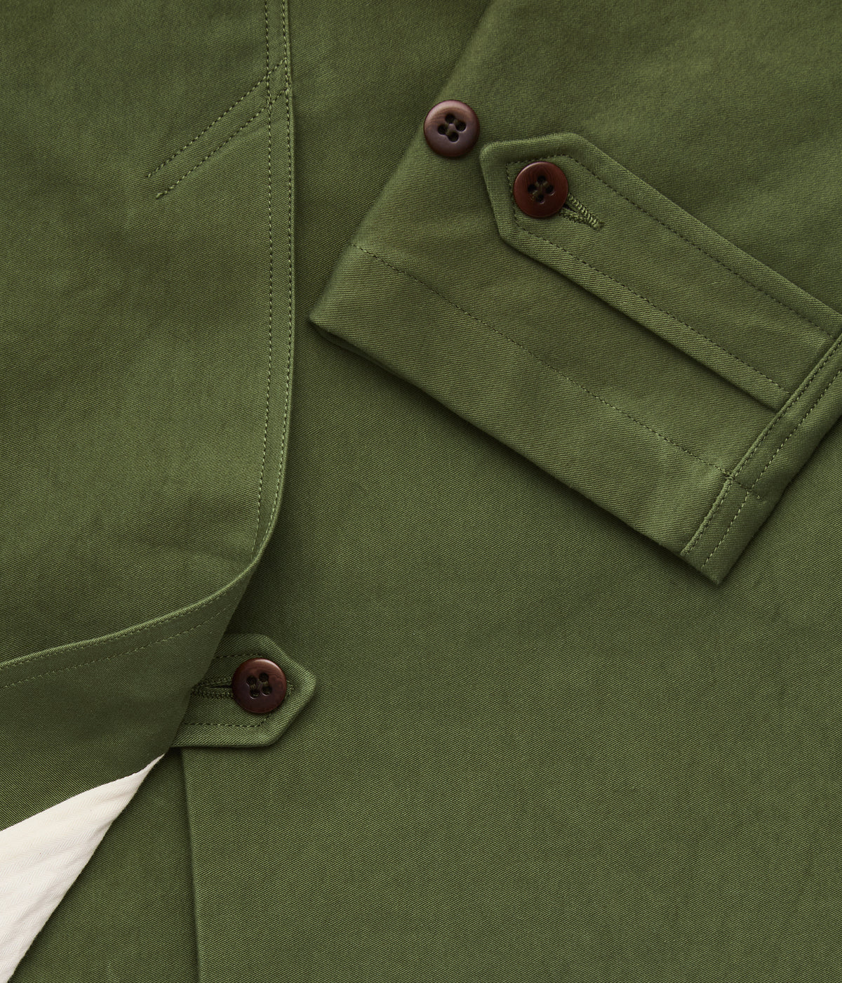 Patte de serrage au poignet de la parka fishtail, boutons en corozo