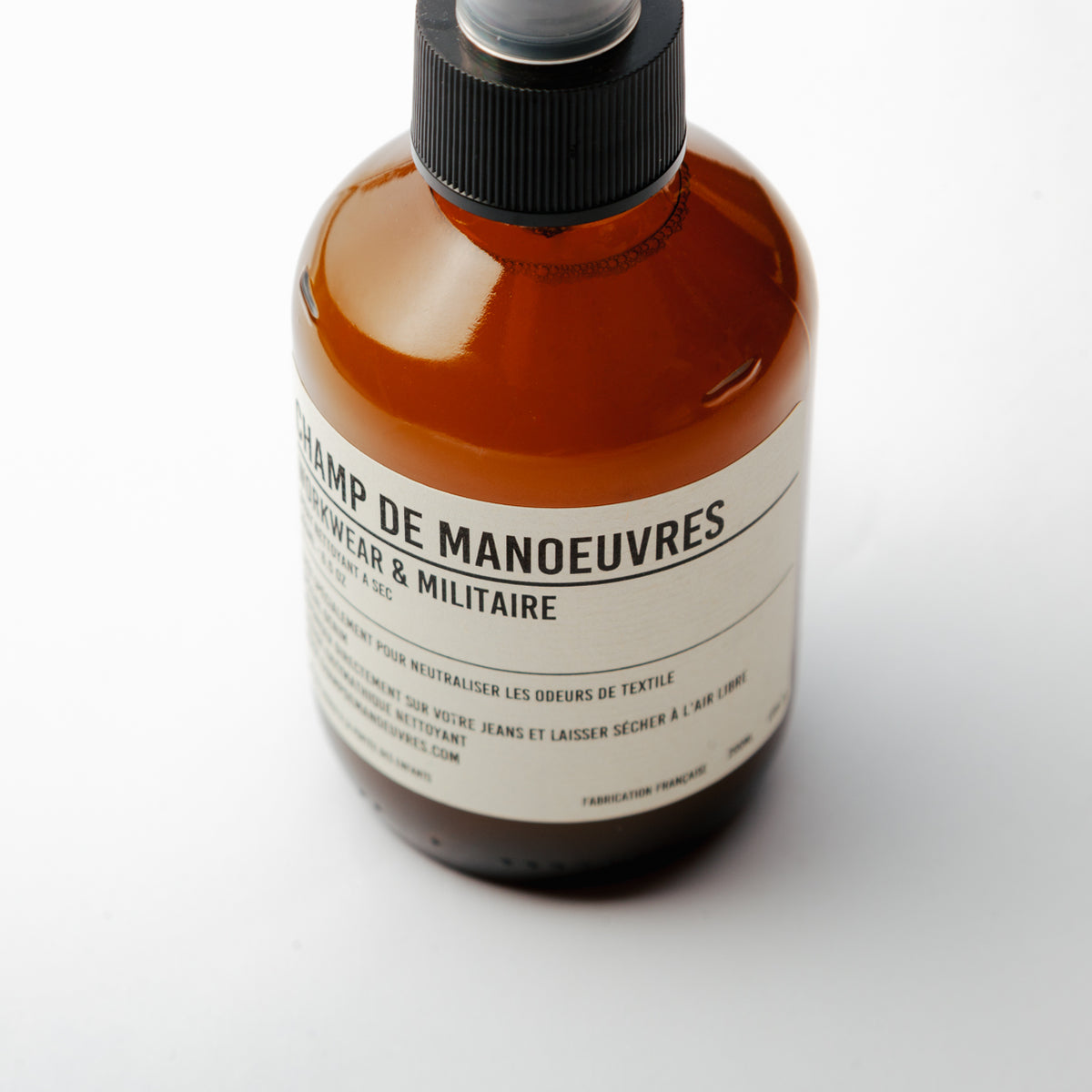 Détail de l'étiquette du spray anti-odeur pour jeans Champ de Manoeuvres, Workwear & Militaire, fabrication française