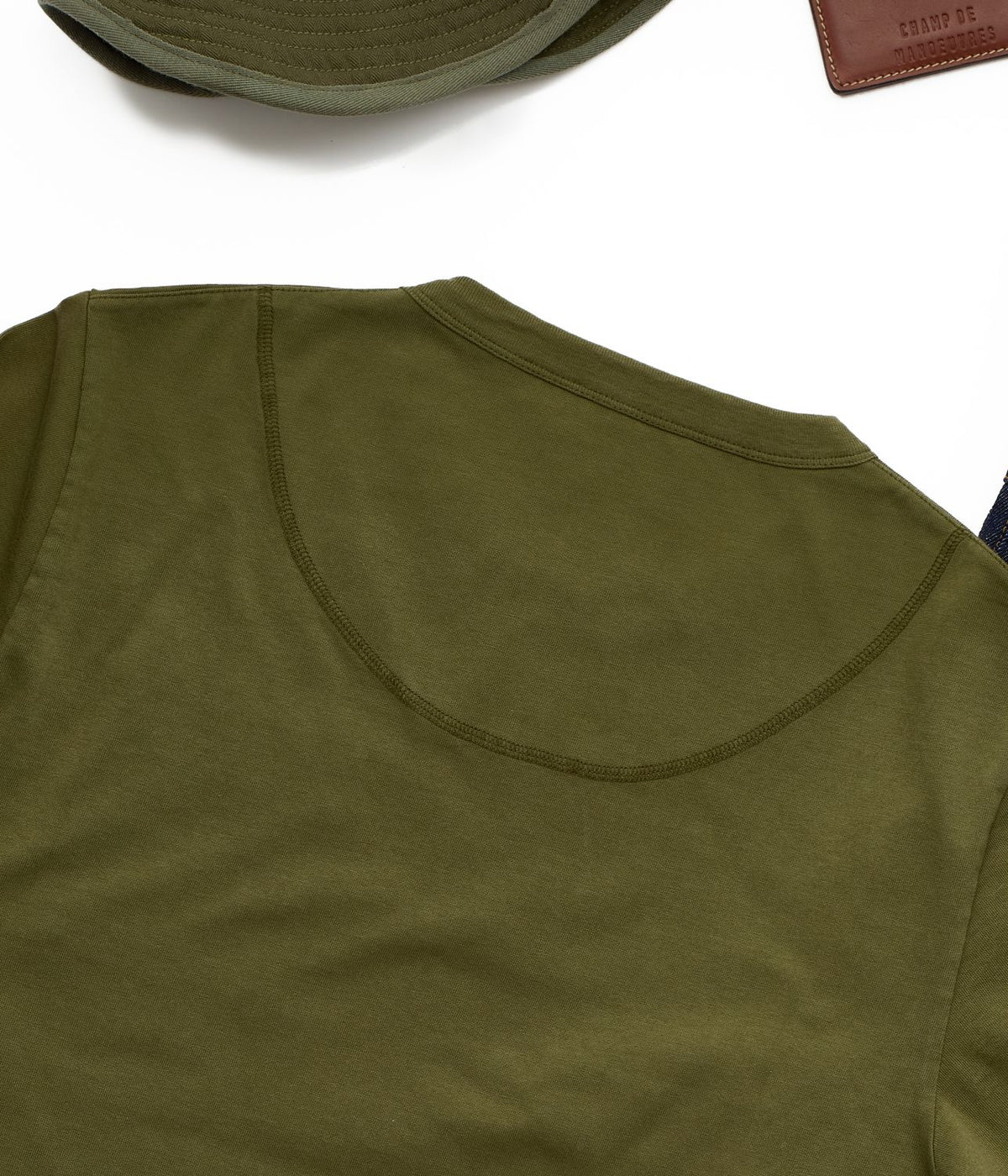Empiècement d'omoplates du t-shirt kaki, vu de dos