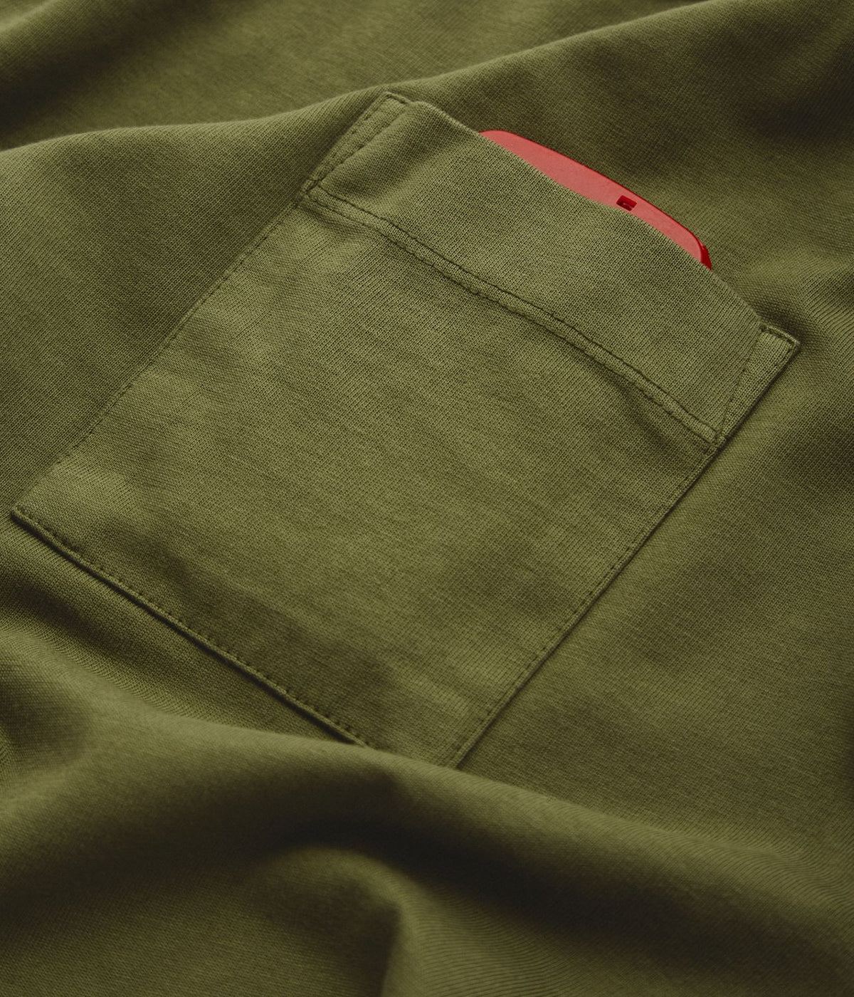 Poche poitrine plaquée du t-shirt kaki