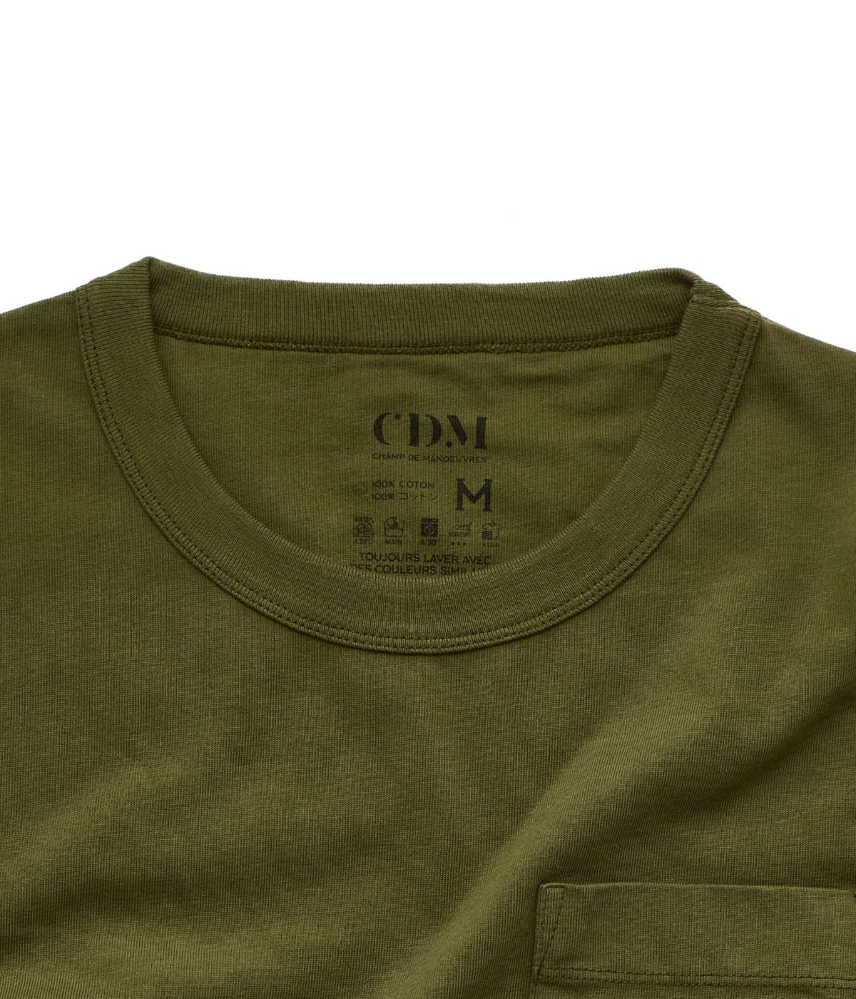 Encolure du t-shirt kaki : col en colletage et marquage CDM imprimé, sans étiquette, 100 % coton