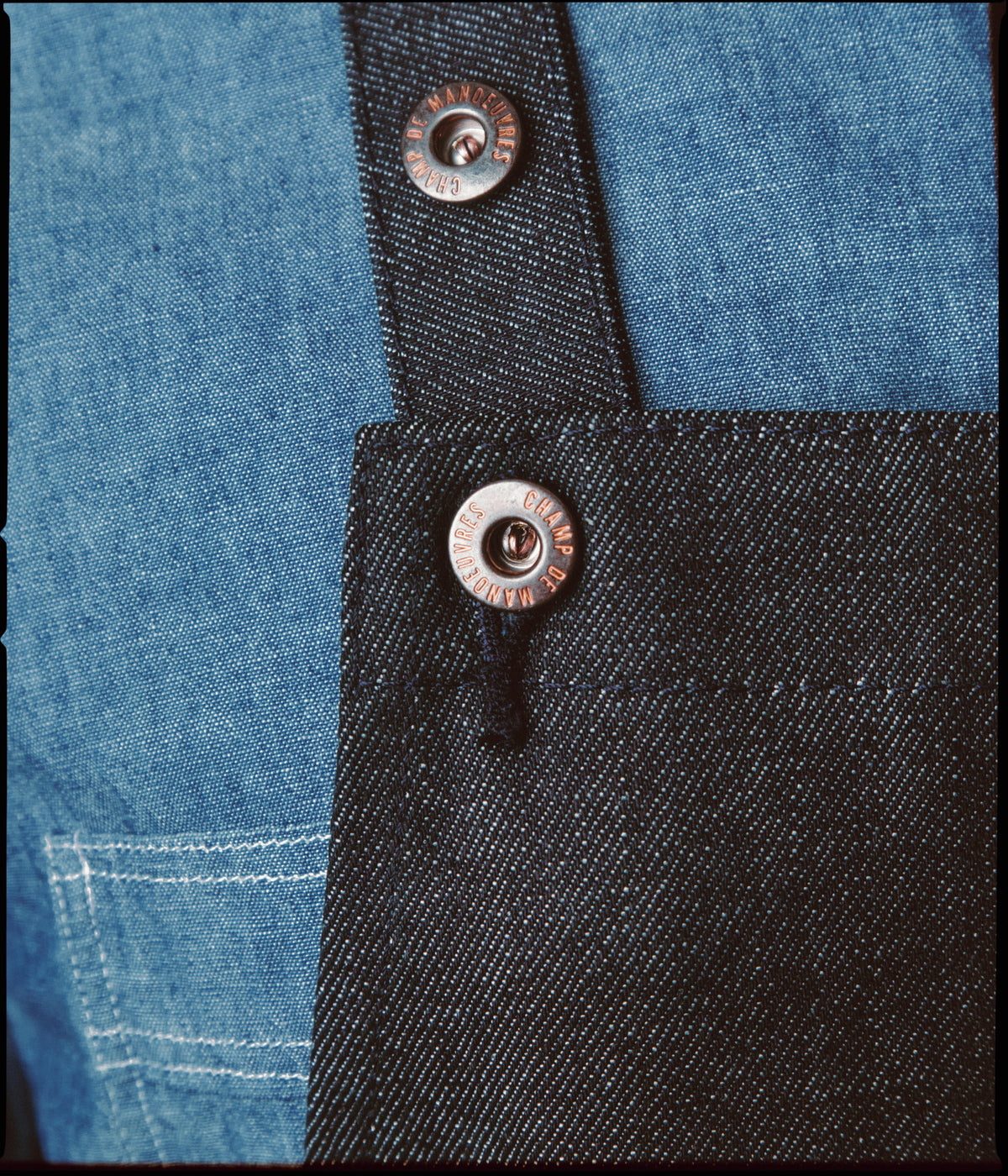 Détail des boutons pression Champ de Manoeuvres de la bavette du Tablier de métier en denim selvedge